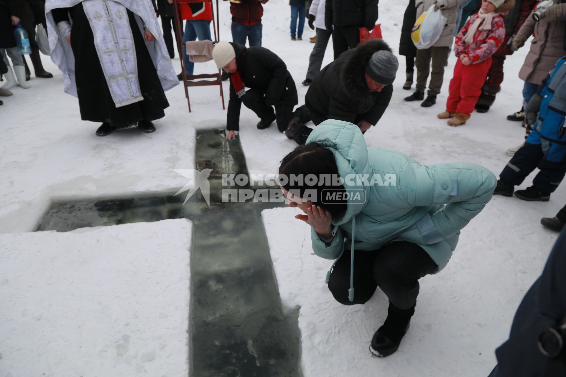 Красноярск. Верующие умываются водой из крещенской купели на озере Бузим.