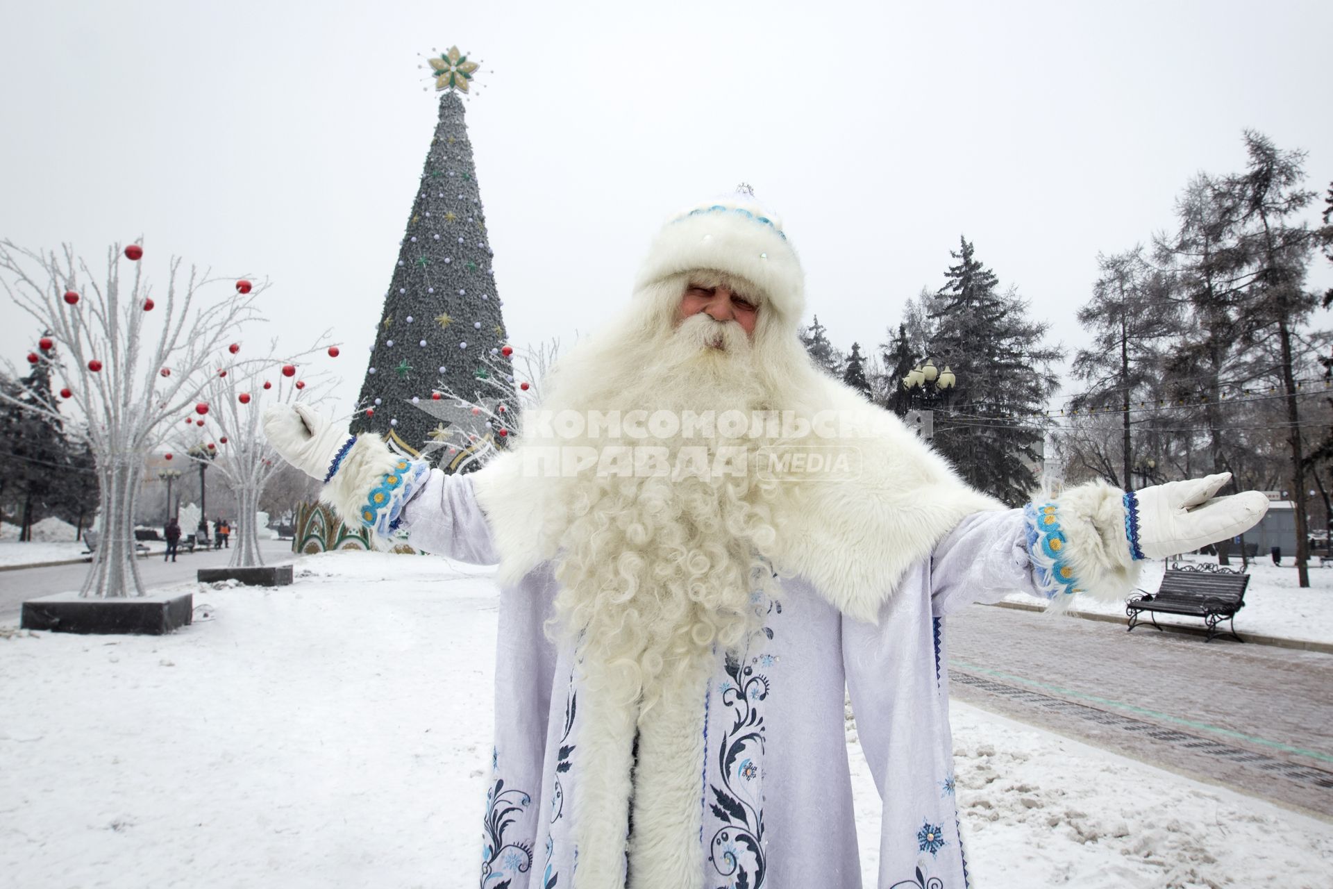 Иркутск. Байкальский Дед Мороз на одной из улиц города.