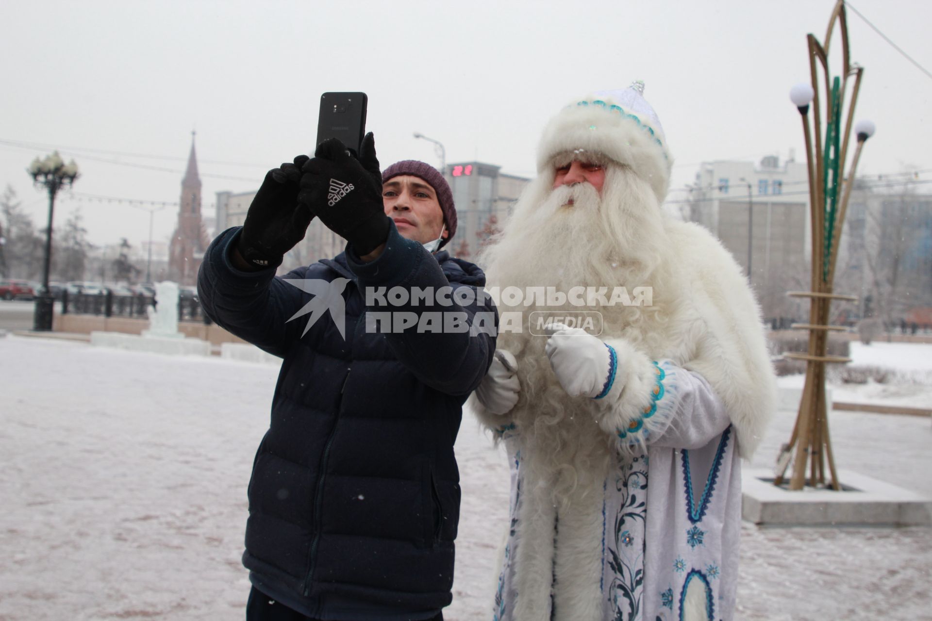 Иркутск. Байкальский Дед Мороз на одной из улиц города.