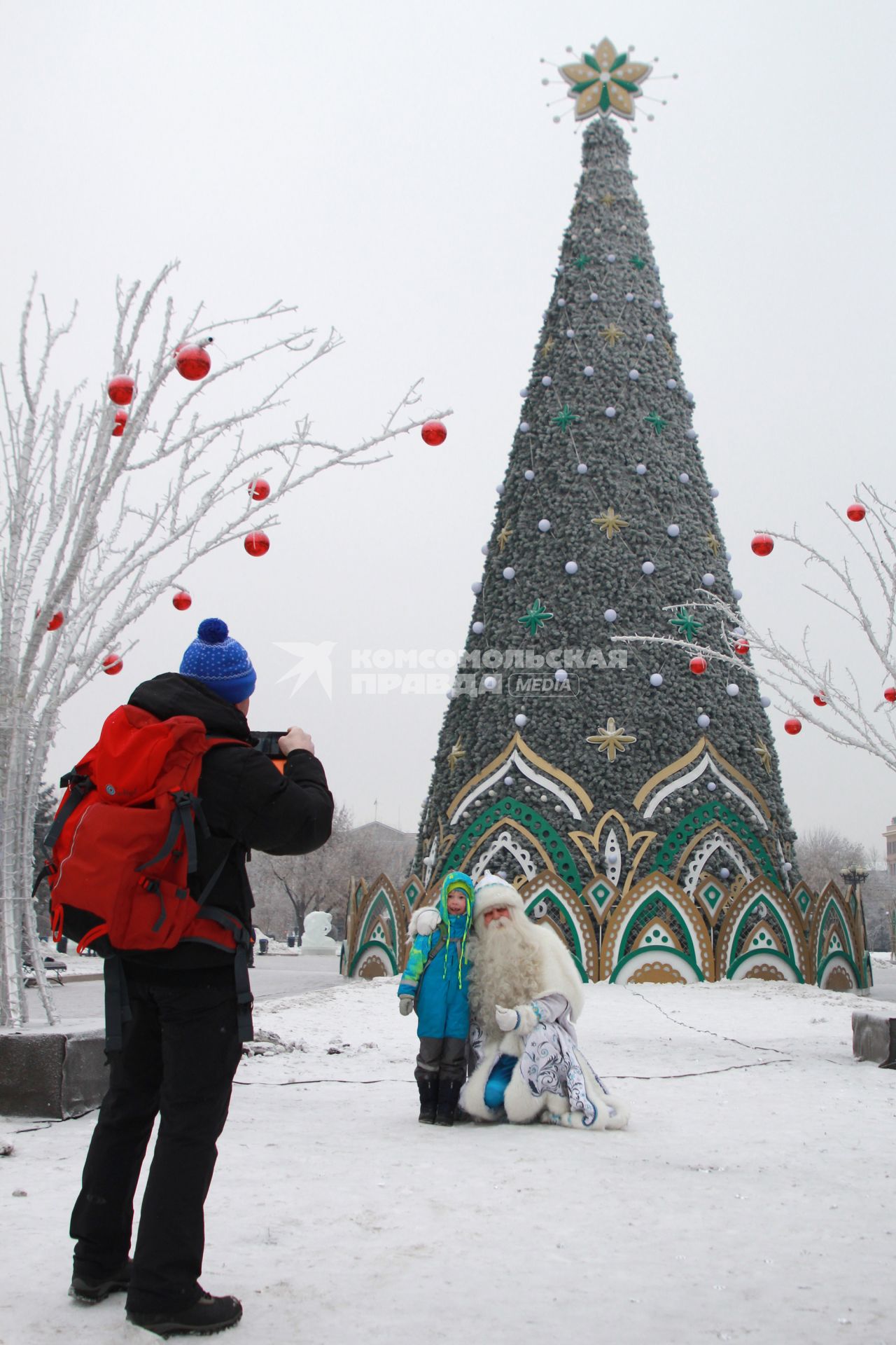 Иркутск. Байкальский Дед Мороз фотографируется с ребенком на одной из улиц города.