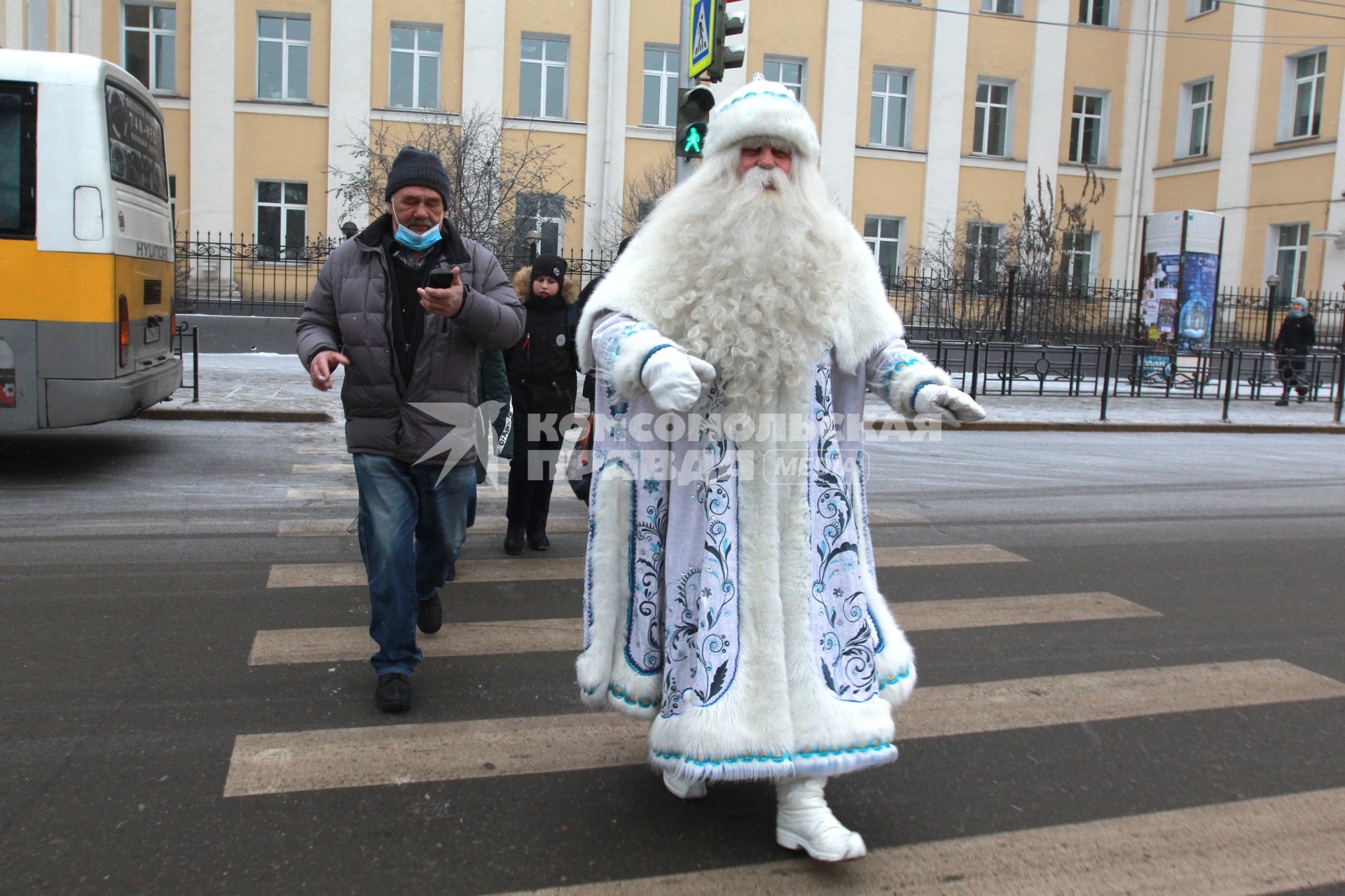 Иркутск. Байкальский Дед Мороз на одной из улиц города.