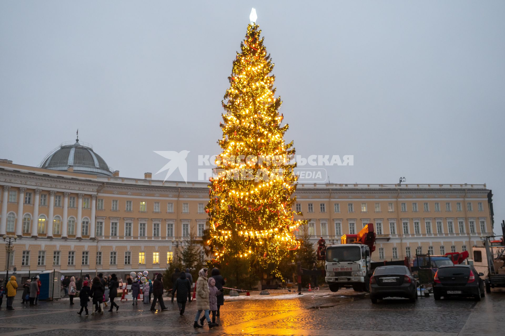 Санкт-Петербург. Главная новогодняя ель на Дворцовой площади.
