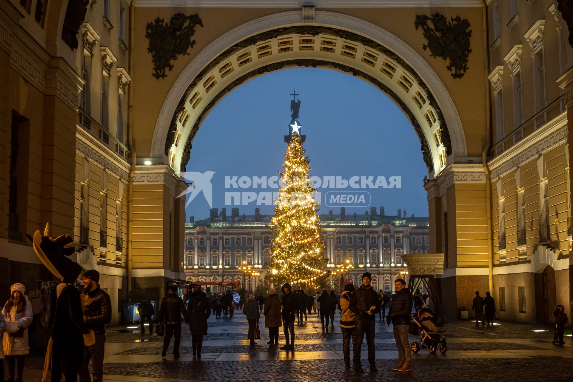 Санкт-Петербург. Главная новогодняя ель на Дворцовой площади.