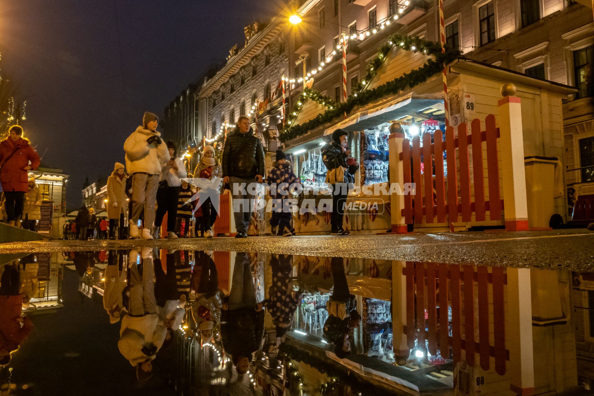Санкт-Петербург. Посетители на рождественской  ярмарке на Манежной площади .