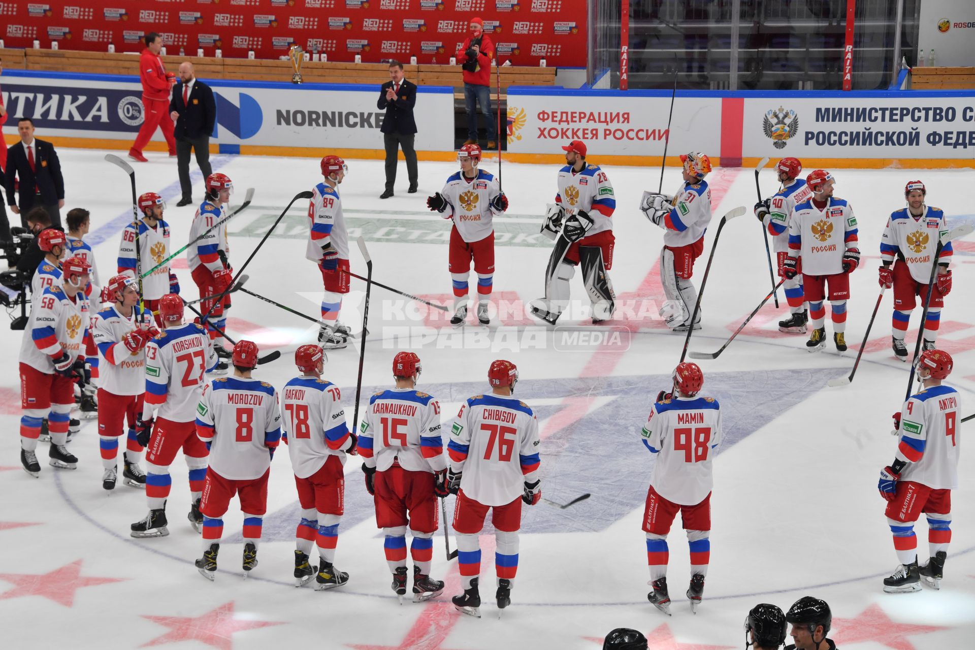 Москва.  Игроки сборной России по хоккею после матча второго этапа Еврохоккейтура 2020/21  `Кубок Первого канала ` между сборными командами России и Финляндии.