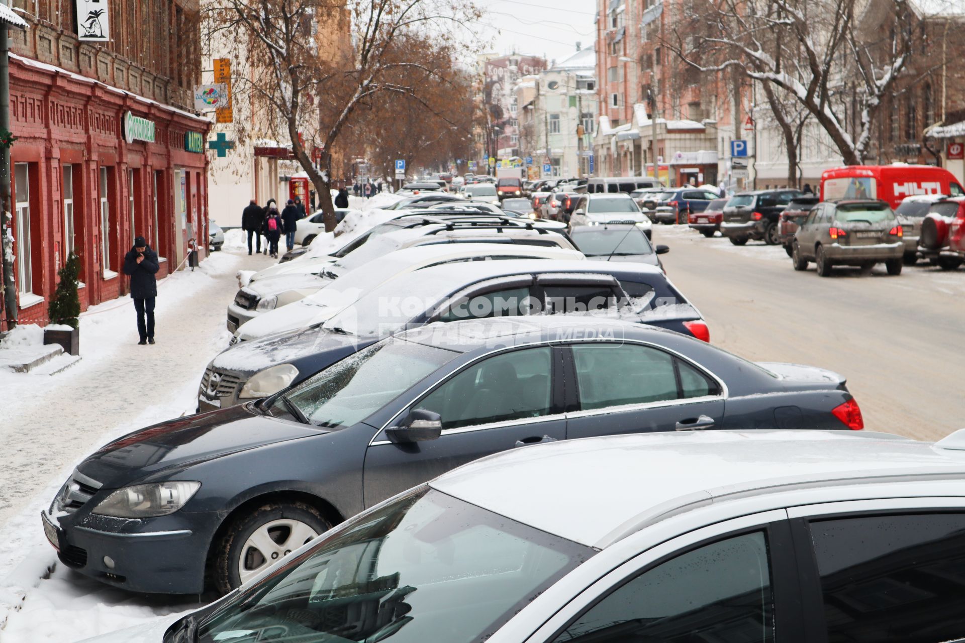 Пермь. Припаркованные автомобили на одной из улиц города.