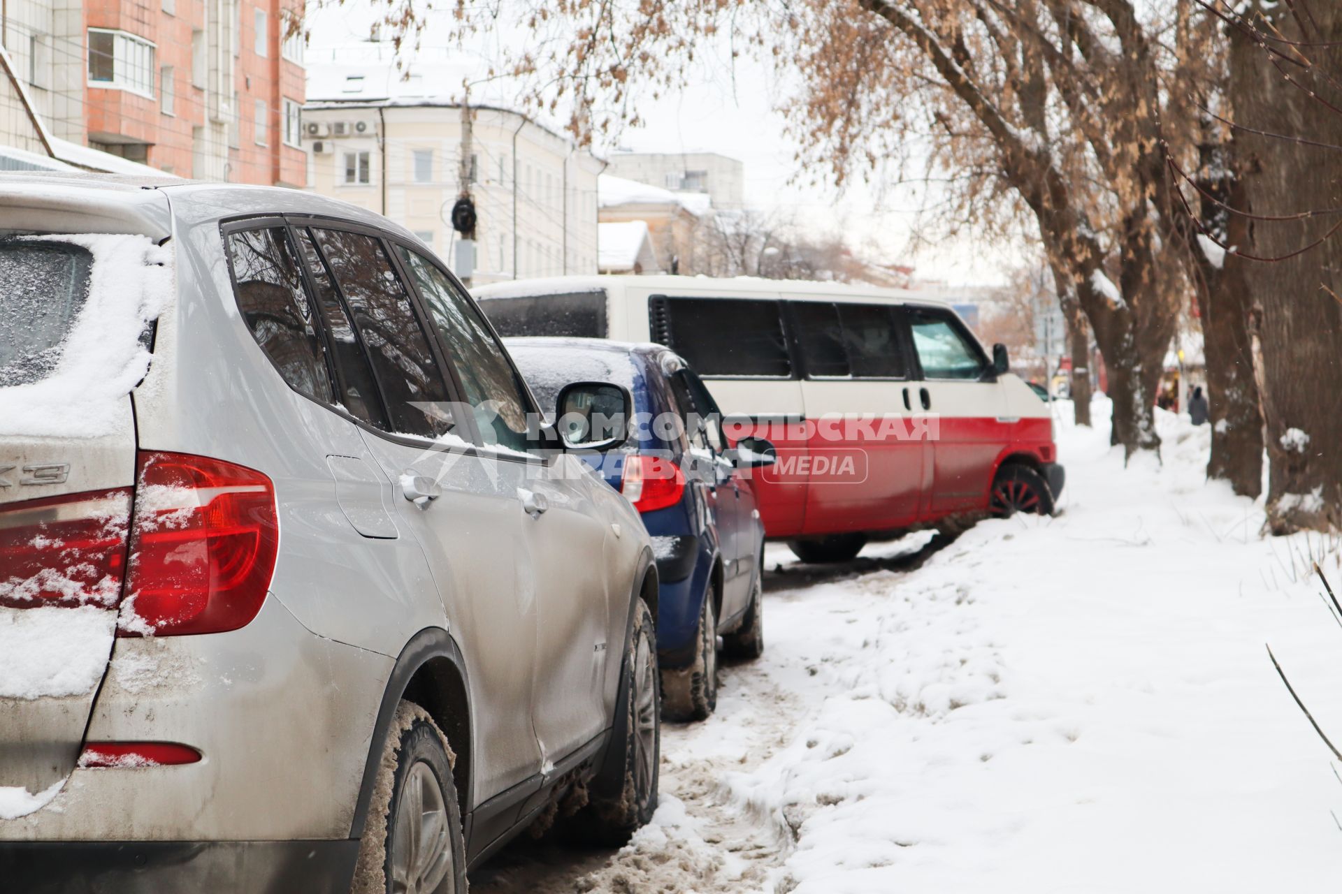 Пермь. Припаркованные автомобили на одной из улиц города.