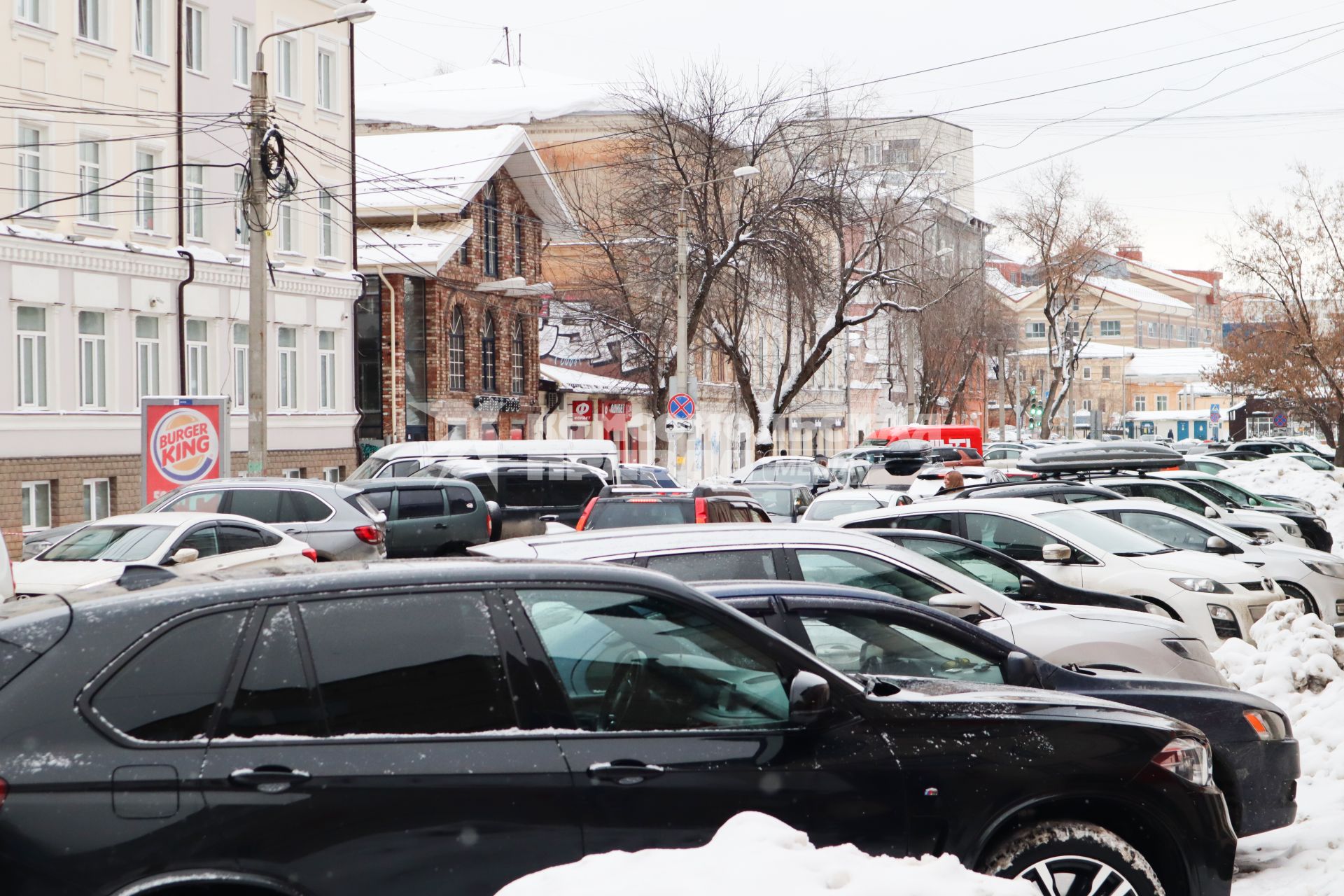 Пермь. Припаркованные автомобили на одной из улиц города.