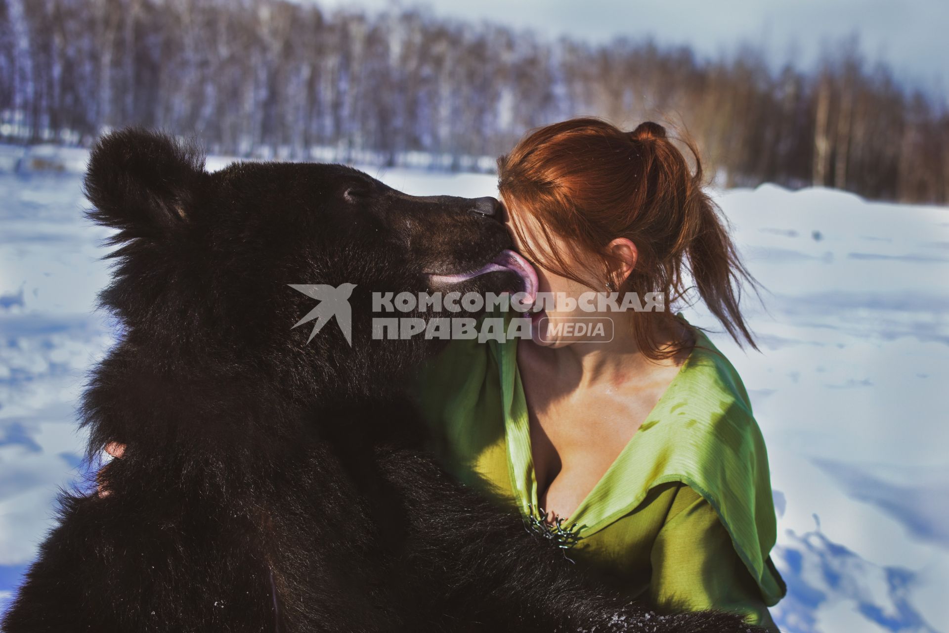 Новосибирск. Девушка с медведем.