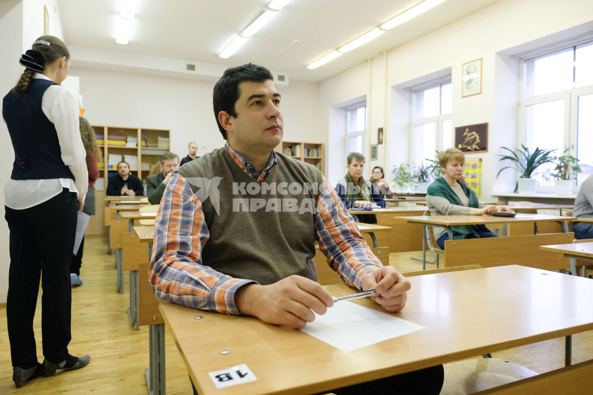 Санкт-Петербург. Родители учеников школы #235 имени Шостаковича  во время Всероссийской акции `Единый день сдачи ЕГЭ родителями`.