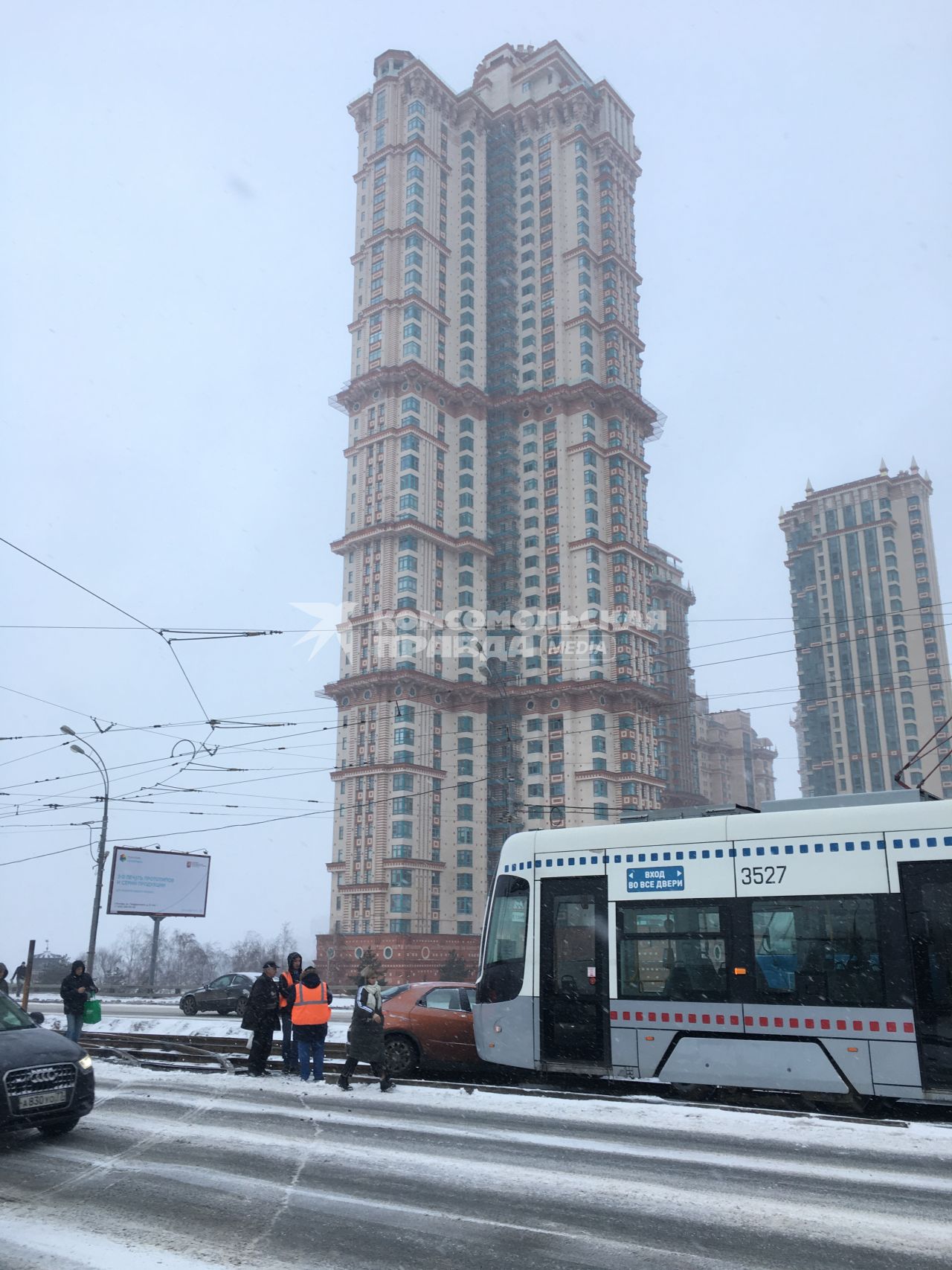 Москва. Автомобиль на трамвайных путях.