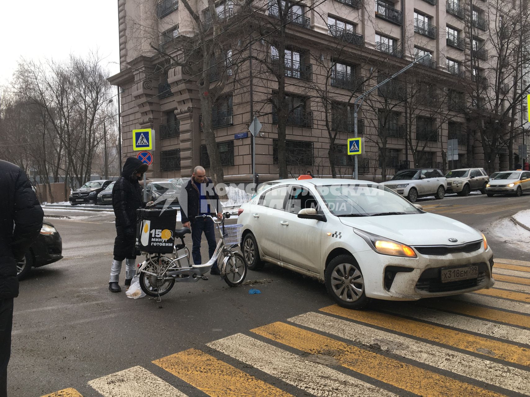 Москва. Столкновение велосипедиста и автомобиля на пешеходном переходе.