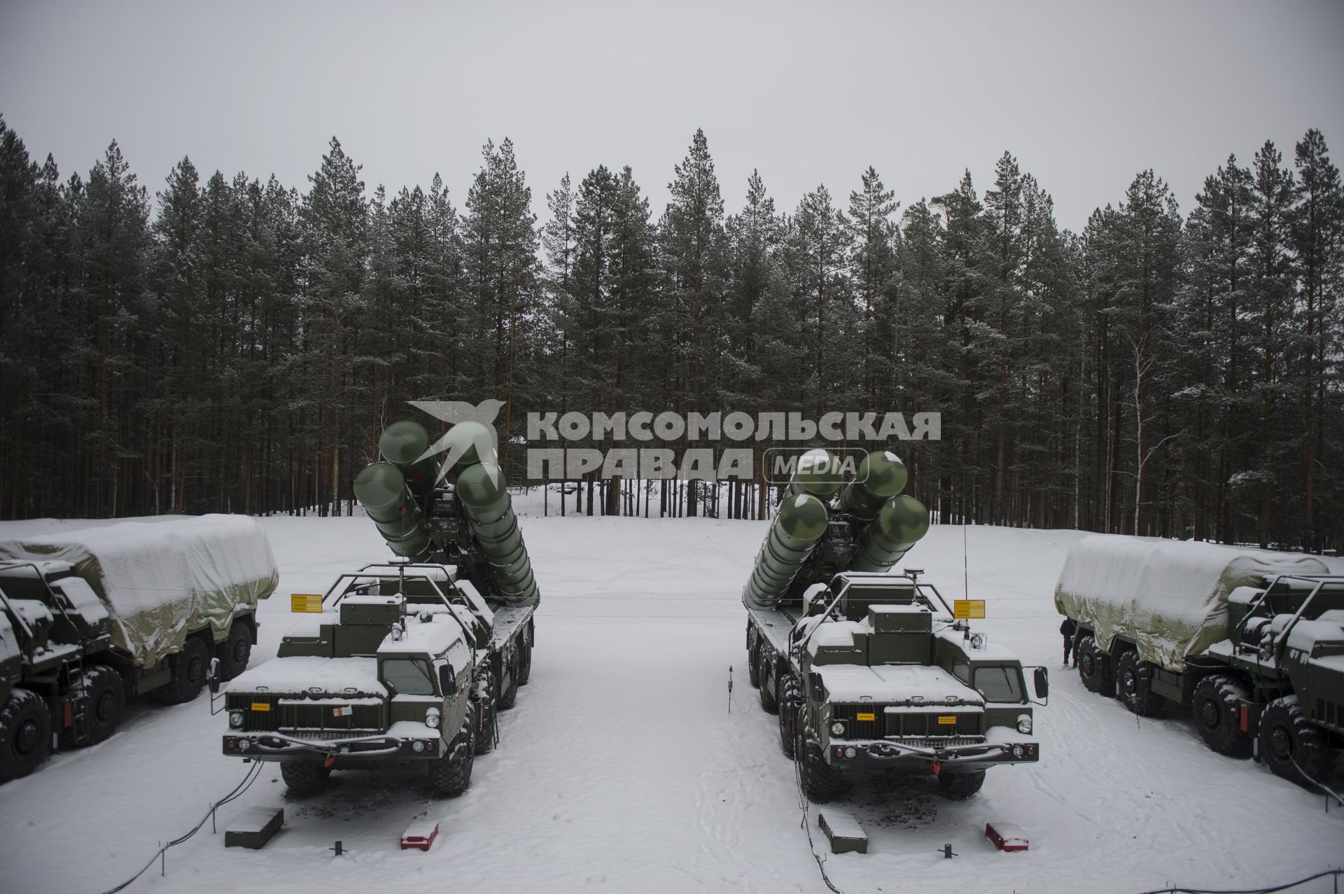 Свердловская область. п.Красный. Боевой расчет зенитно-ракетного комплекса ЗРК С-400 \'Триумф\' во время заступления на первое боевое дежурство.