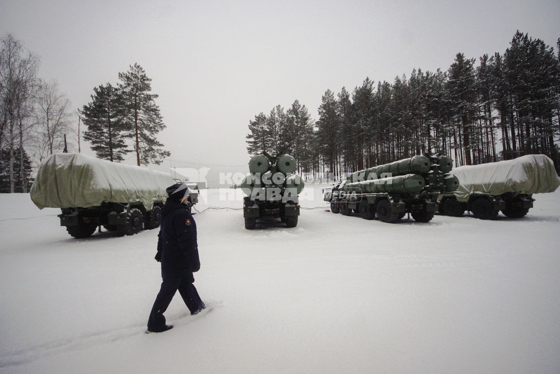 Свердловская область. п.Красный. Боевой расчет зенитно-ракетного комплекса ЗРК С-400 \'Триумф\' во время заступления на первое боевое дежурство.