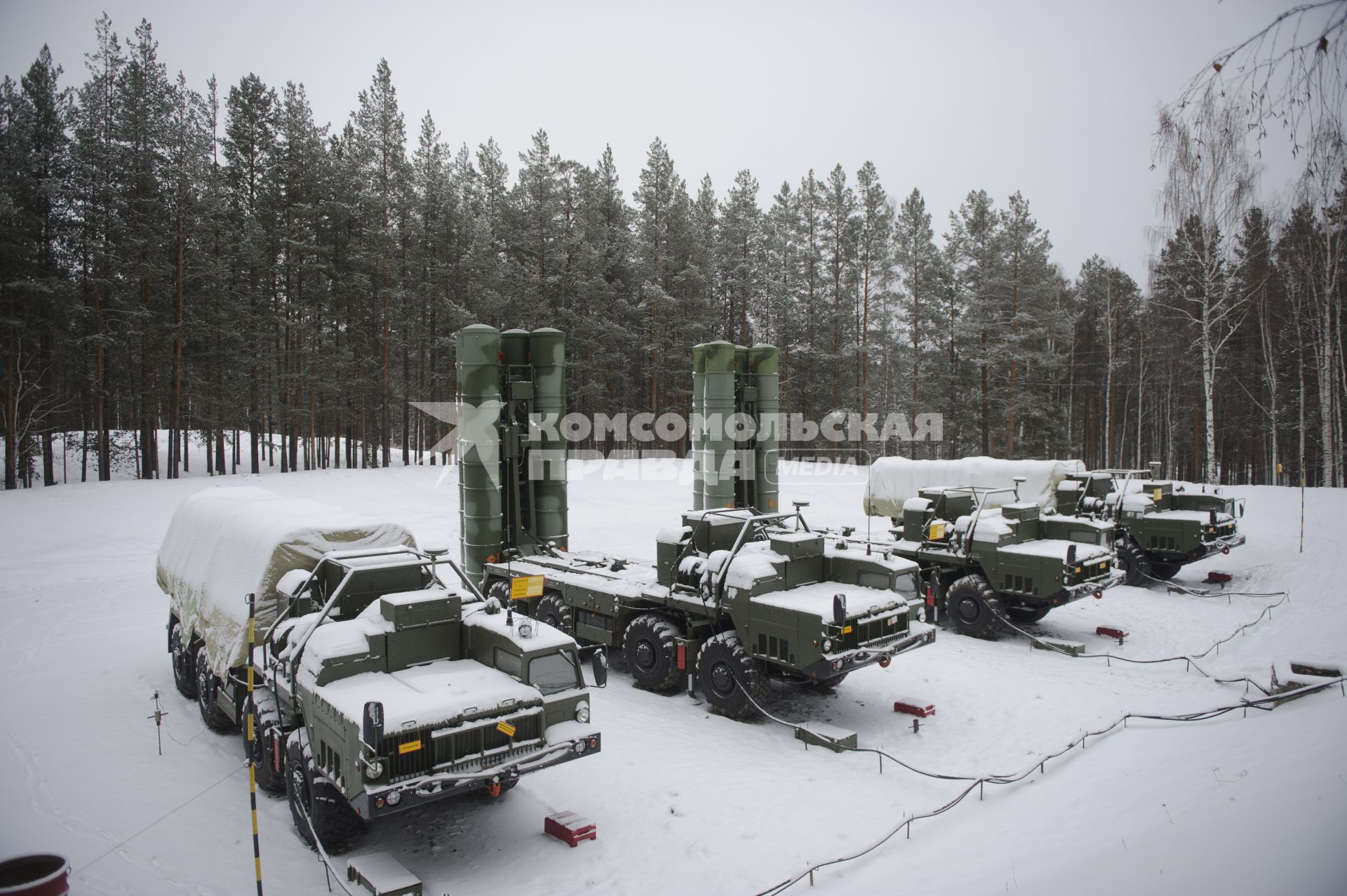 Свердловская область. п.Красный. Боевой расчет зенитно-ракетного комплекса ЗРК С-400 \'Триумф\' во время заступления на первое боевое дежурство.