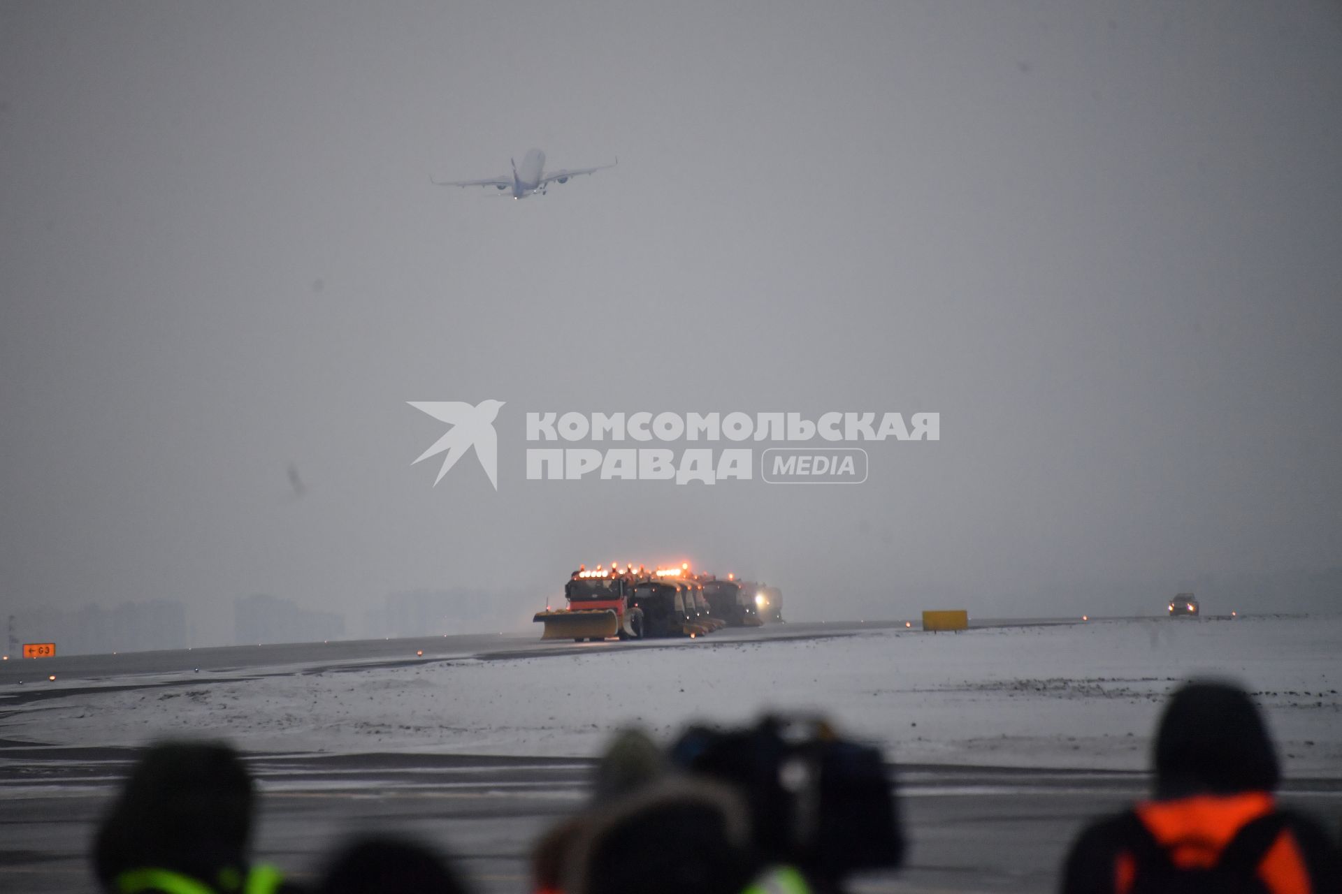 Москва.   Снегоуборочная техника на  взлетно-посадочной полосе в международном аэропорту Шереметьево.