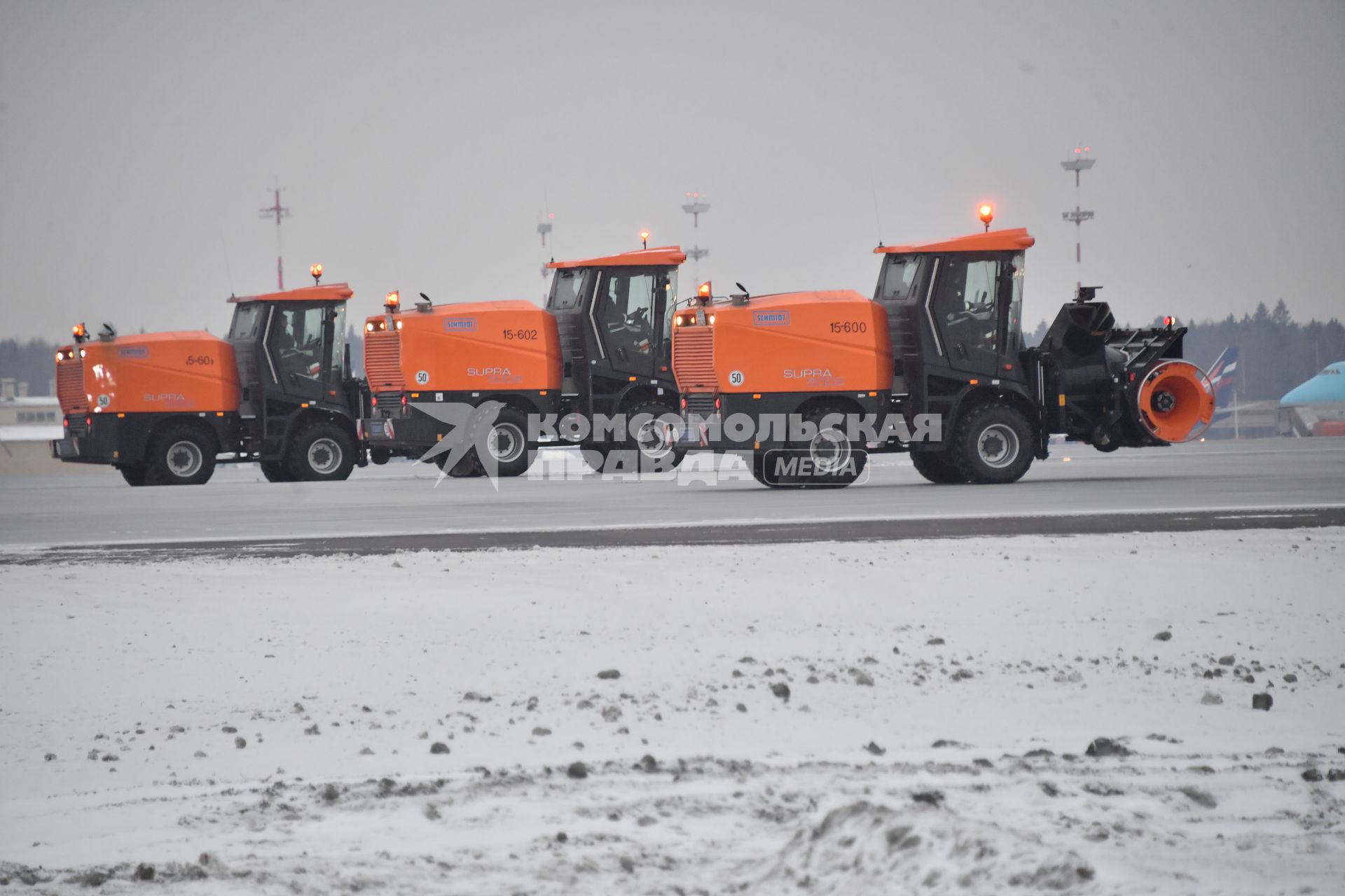 Москва.  Снегоуборочная техника на взлетной полосе Международного аэропорта Шереметьево.