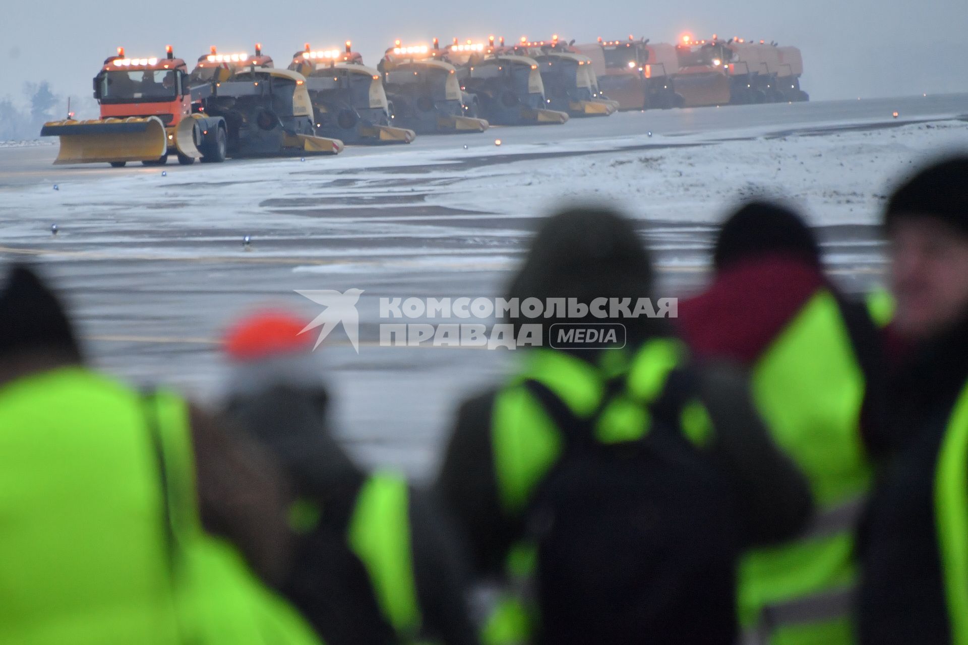 Москва.   Снегоуборочная техника на  взлетно-посадочной полосе в международном аэропорту Шереметьево.