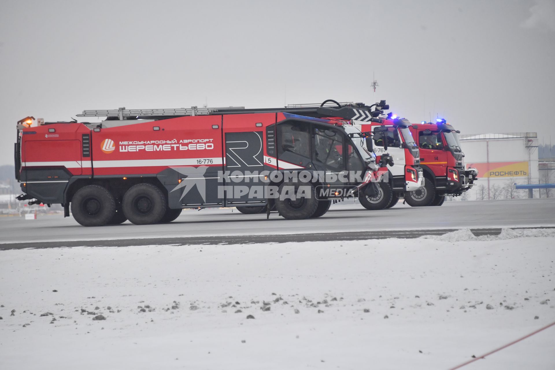 Москва. Заправочные машины на летном поле Международного аэропорта Шереметьево.