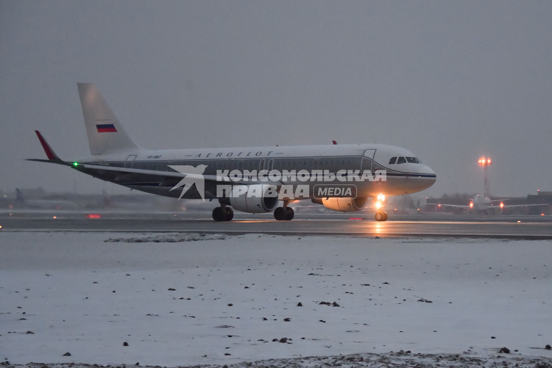 Москва. Самолет авиакомпании  Аэрофлот  на взлетной полосе Международного аэропорта Шереметьево.