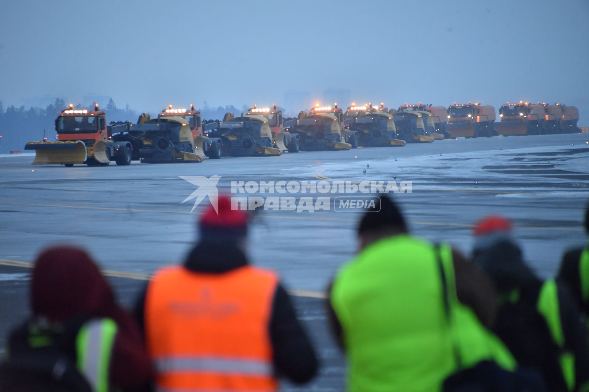 Москва.   Снегоуборочная техника на  взлетно-посадочной полосе в международном аэропорту Шереметьево.