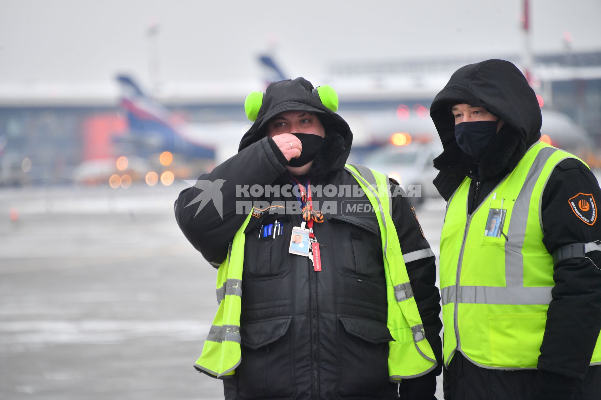 Москва.  Сотрудники аэропорта во время открытия  после реконструкции взлетно-посадочной полосы-1 в международном аэропорту Шереметьево.