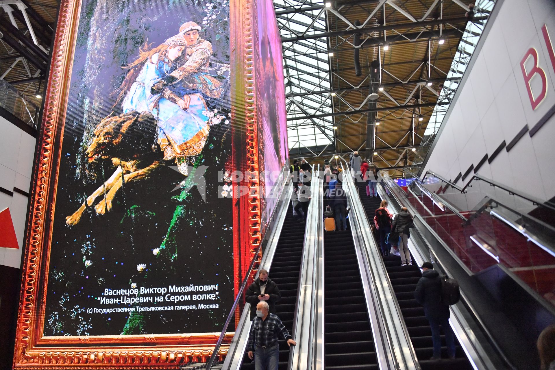 Москва.  Пассажиры в международном аэропорту Шереметьево.