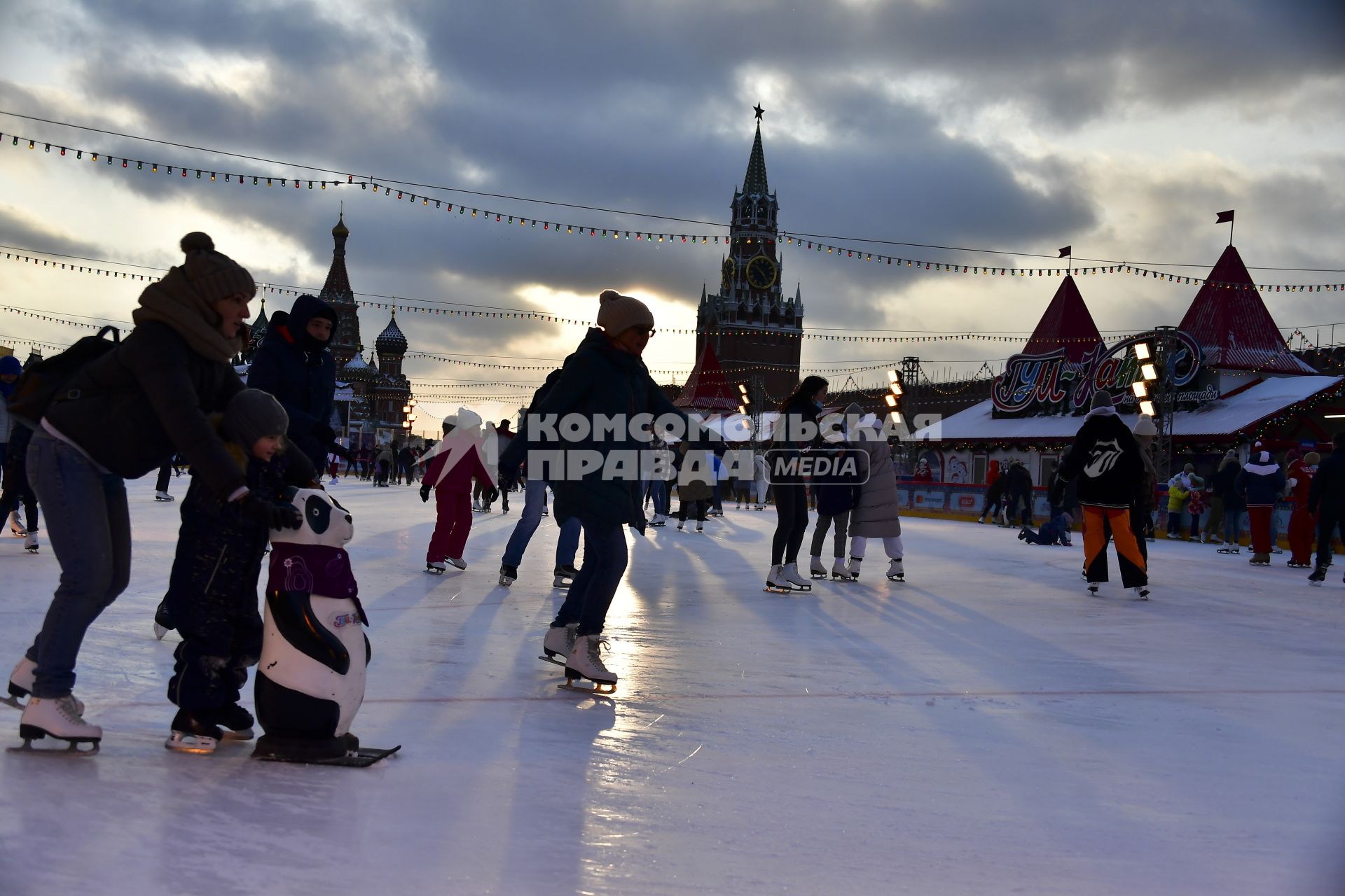 Москва.  Посетители ГУМ-Катка на Красной площади.