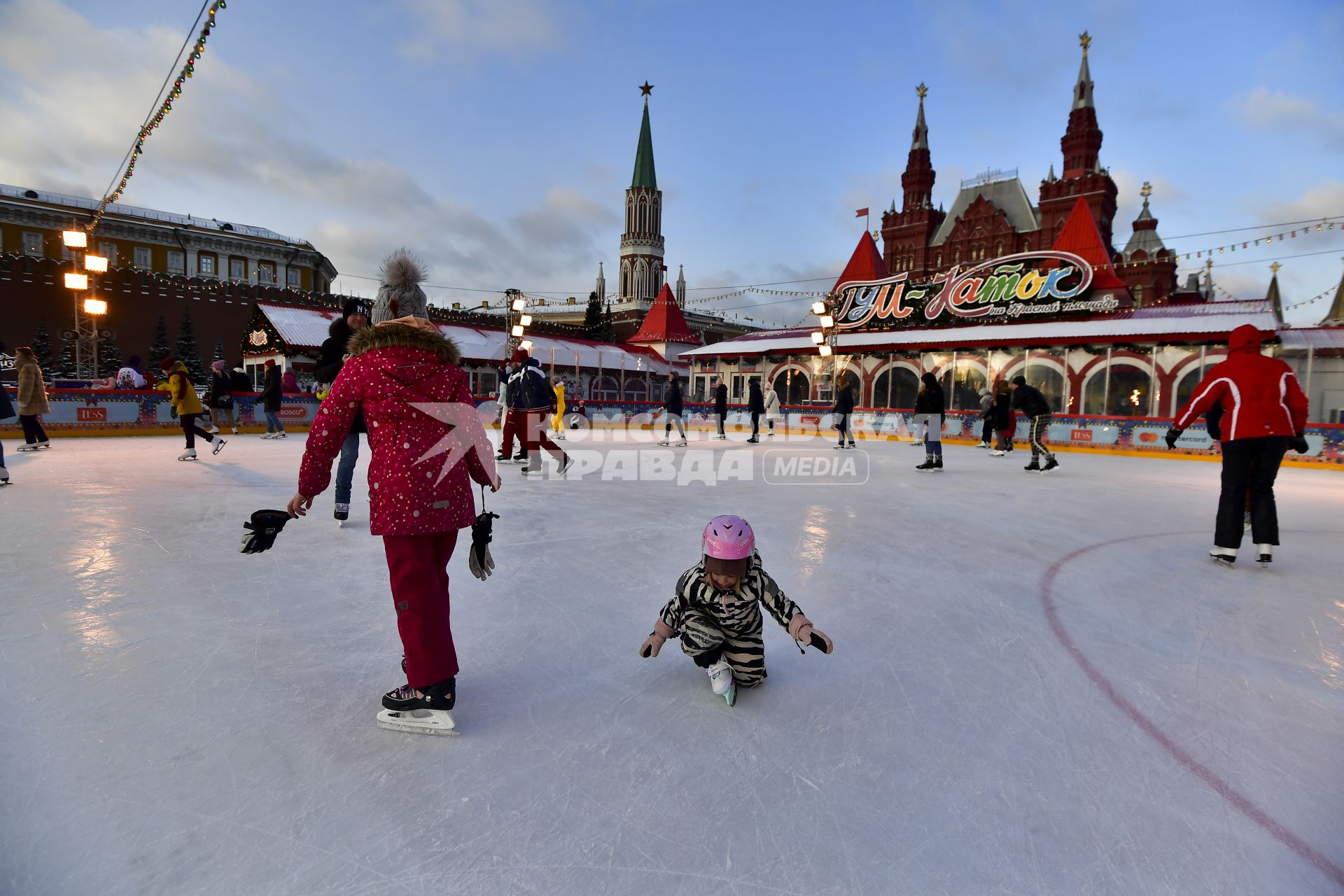 Москва.  Посетители ГУМ-Катка на Красной площади.