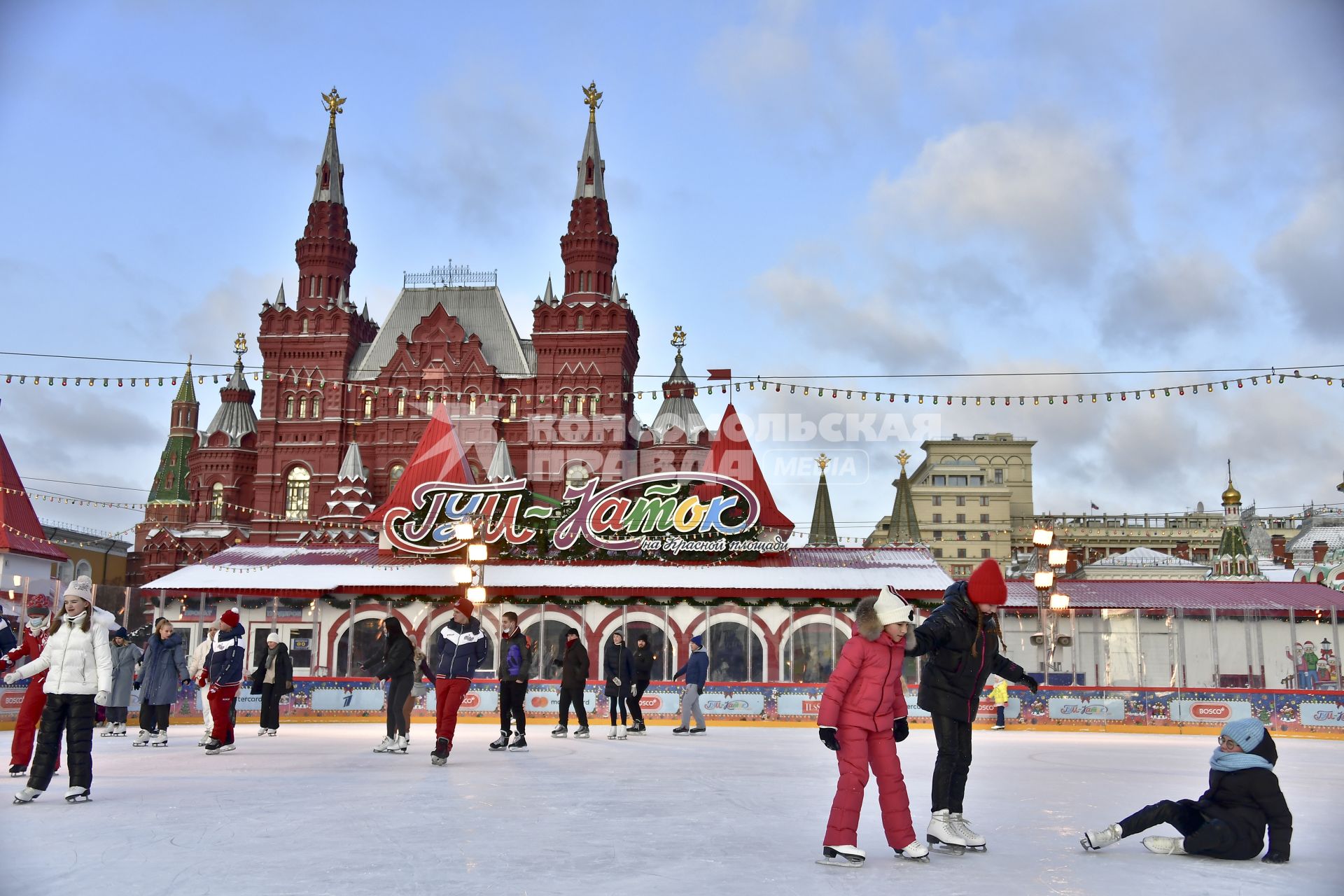 Москва.  Посетители ГУМ-Катка на Красной площади.