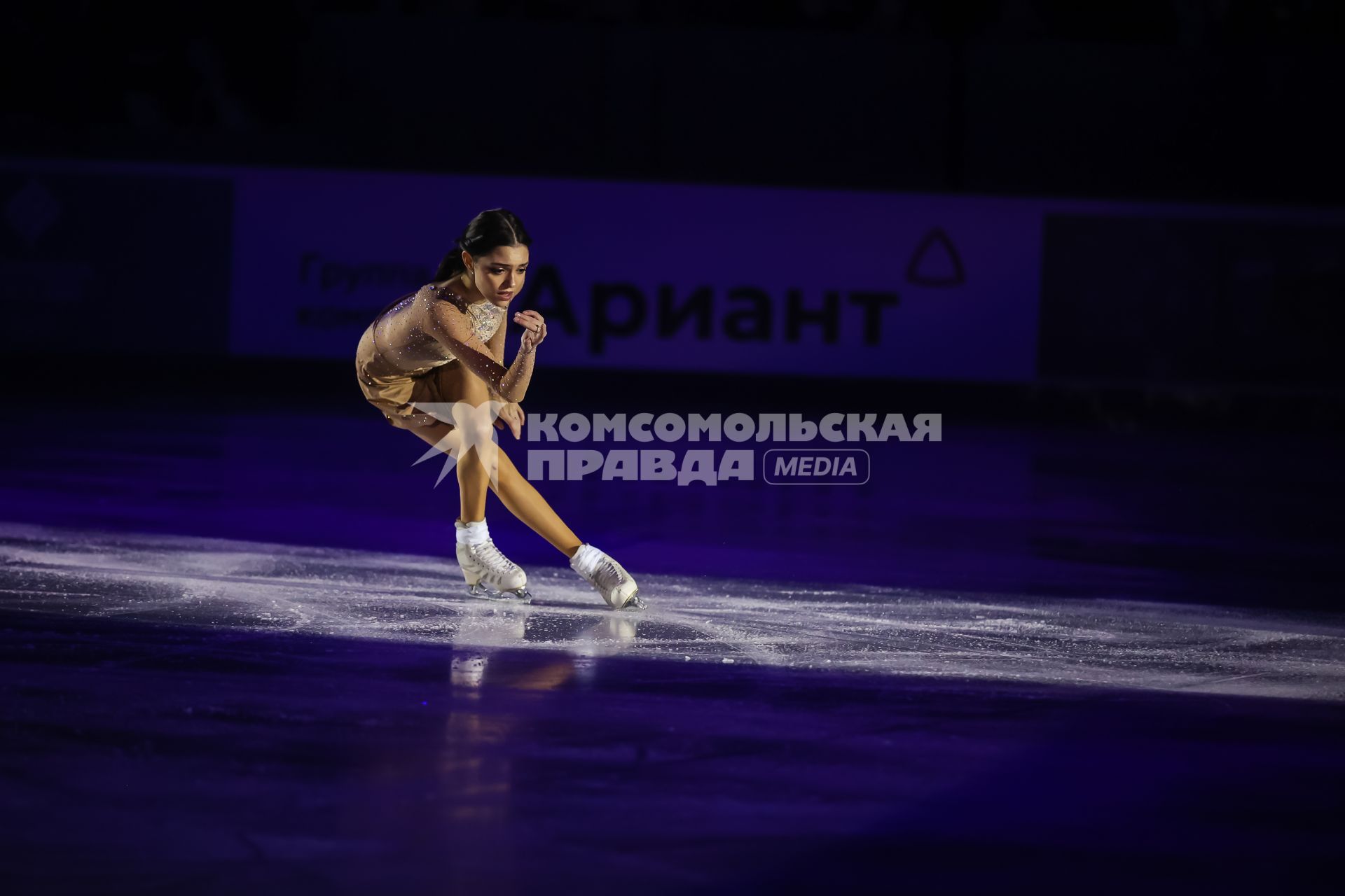 Челябинск. Спортсменка Евгения Медведева во время показательных выступлений в рамках чемпионата России по фигурному катанию 2021 на ледовой арене `Трактор`.