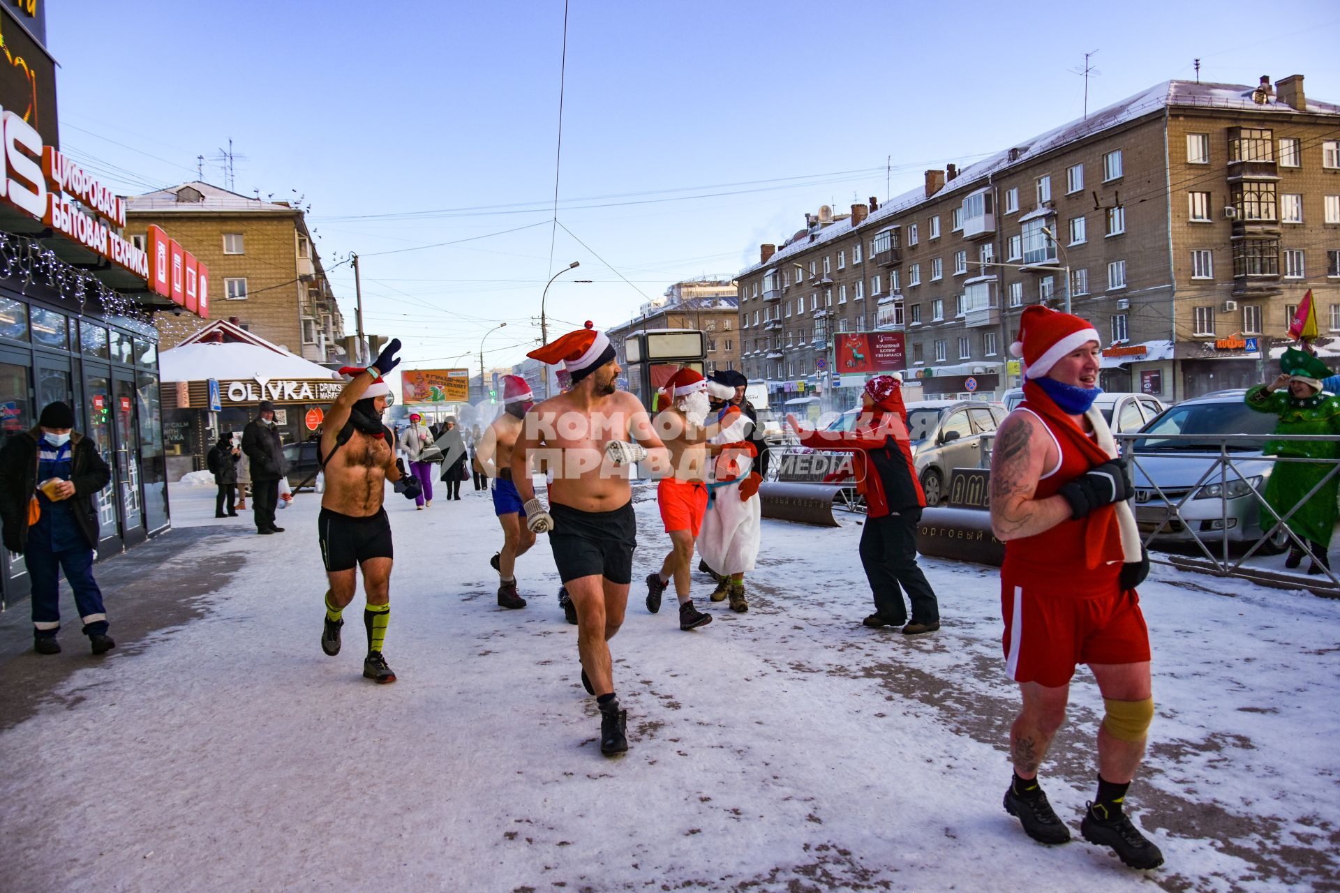 Новосибирск. Деды Морозы в шортах во время традиционного новогоднего забега в 35-градусный мороз.