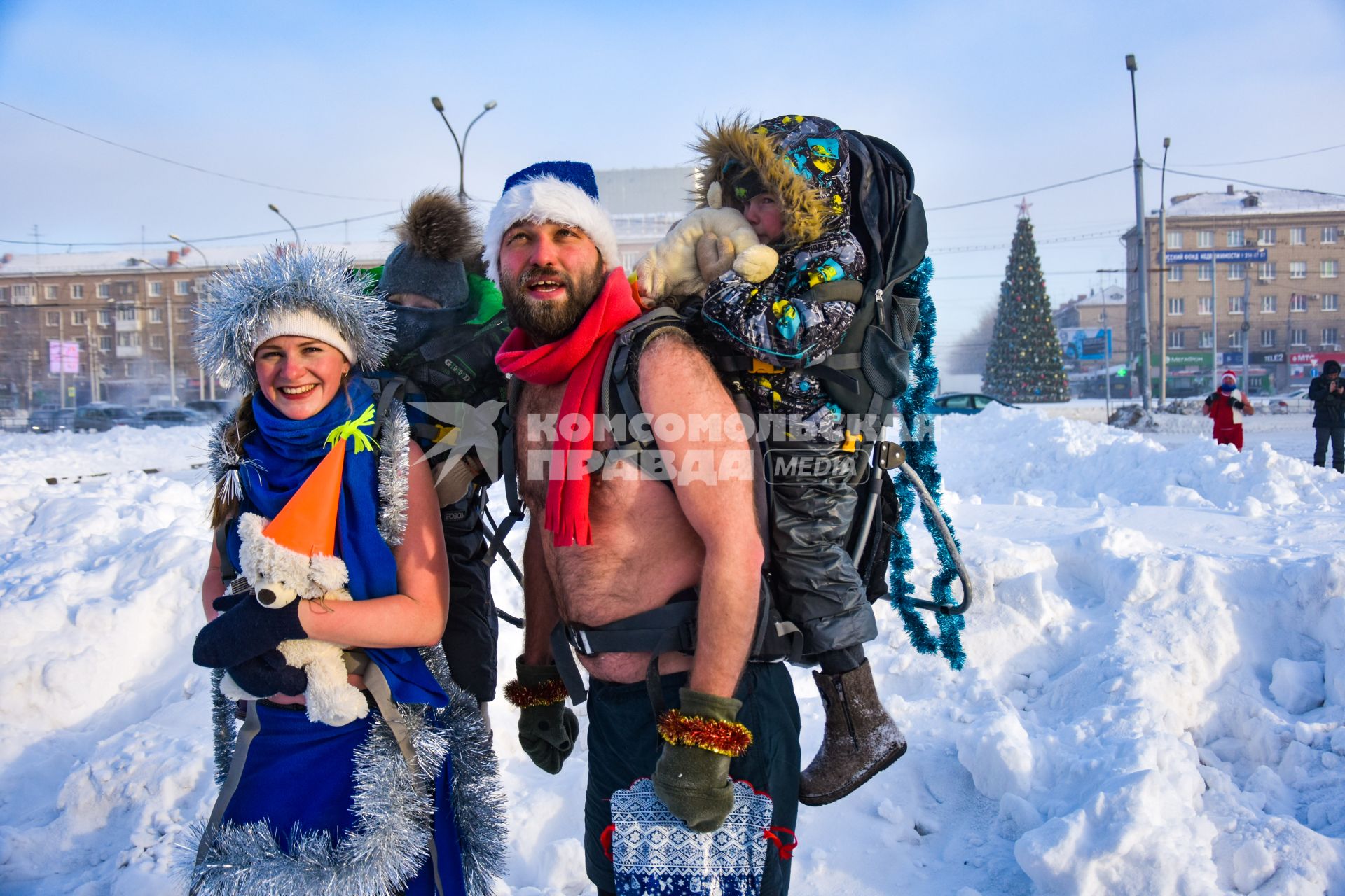 Новосибирск. Дед Мороз и Снегурочка во время традиционного новогоднего забега в 35-градусный мороз.