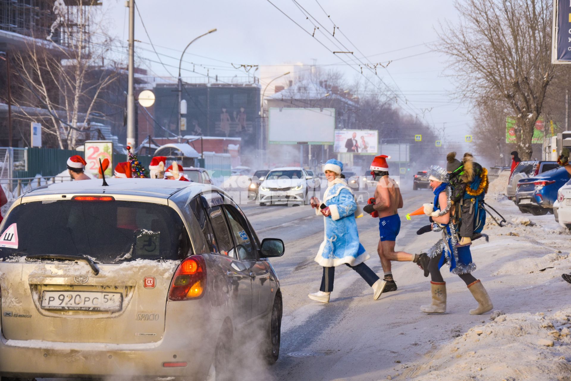 Новосибирск. Деды Морозы в шортах во время традиционного новогоднего забега в 35-градусный мороз.