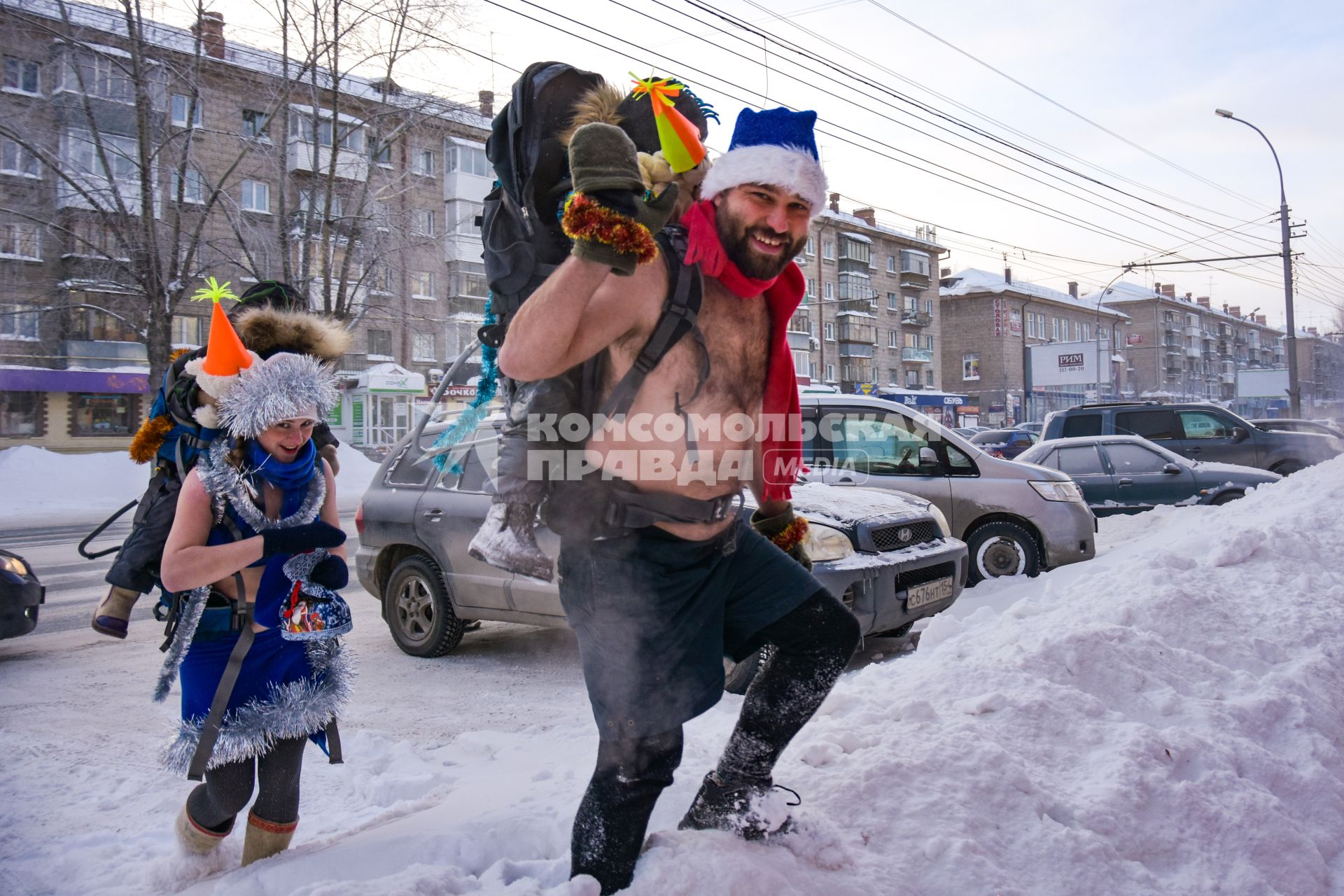 Новосибирск. Деды Морозы в шортах во время традиционного новогоднего забега в 35-градусный мороз.