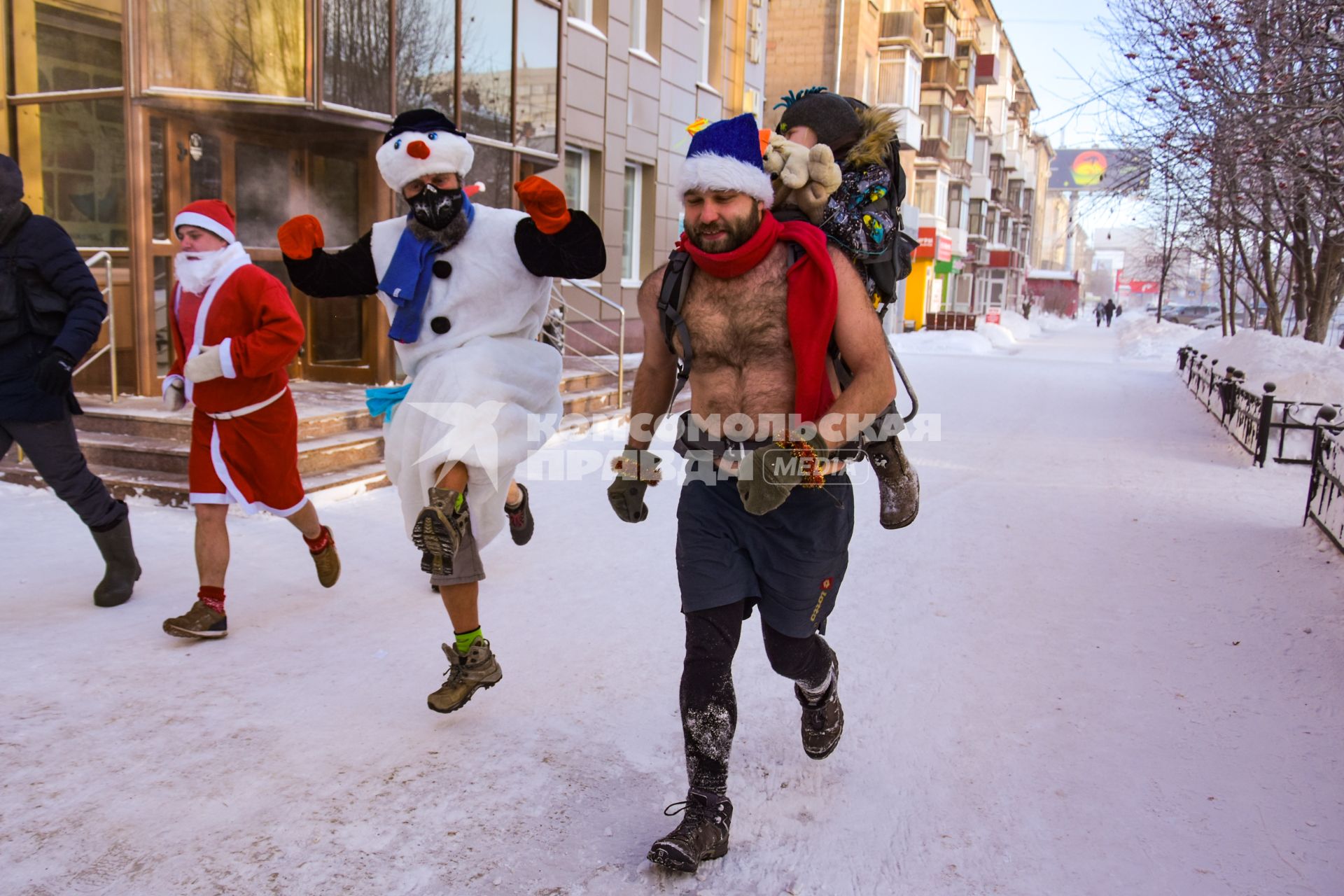 Новосибирск. Деды Морозы в шортах во время традиционного новогоднего забега в 35-градусный мороз.