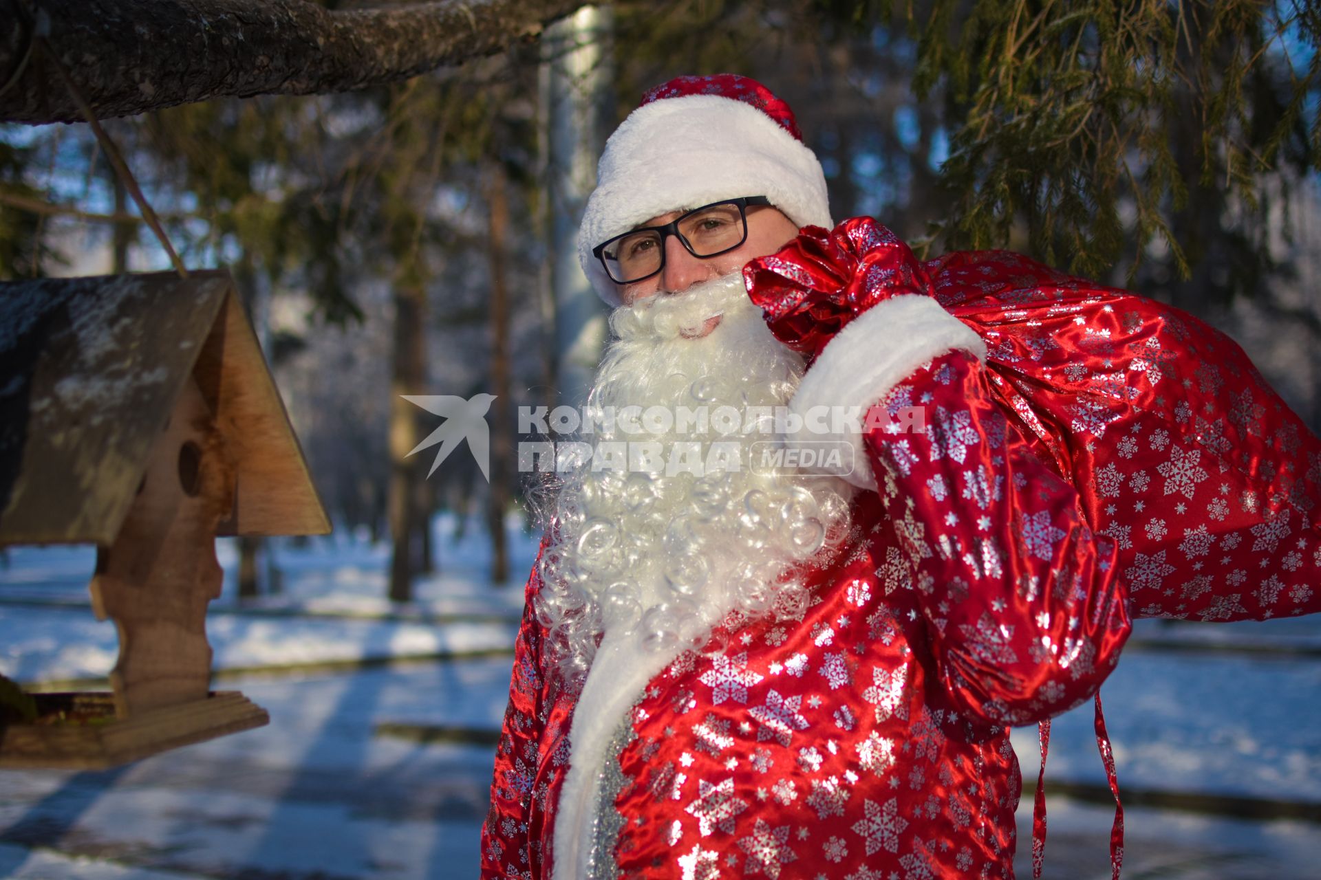 Новосибирск. Дед Мороз с мешком подарков в лесу.