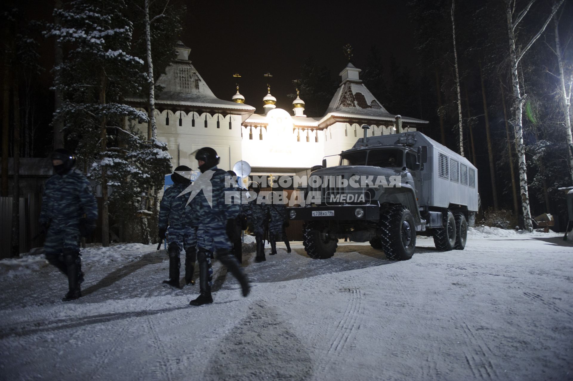 Свердловская область. Среднеуральский женский монастырь. Сотрудники ОМОН в оцеплении, во время задержания бывшего схиигумена Сергия, в рамках расследования уголовных дел по статьям Статья 110.1 УК РФ \'Склонение к совершению самоубийства или содействие совершению самоубийств\', 148 УК РФ \'Нарушение права на свободу совести и вероисповеданий\' и 303 УК РФ \'Фальсификация доказательств и результатов оперативно-розыскной деятельности\'.