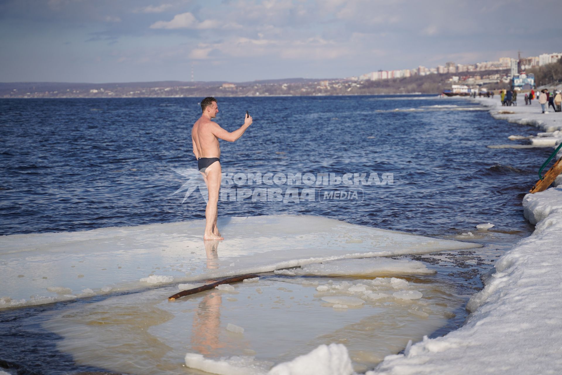 Самара. Мужчина в плавках на льдине делает селфи.