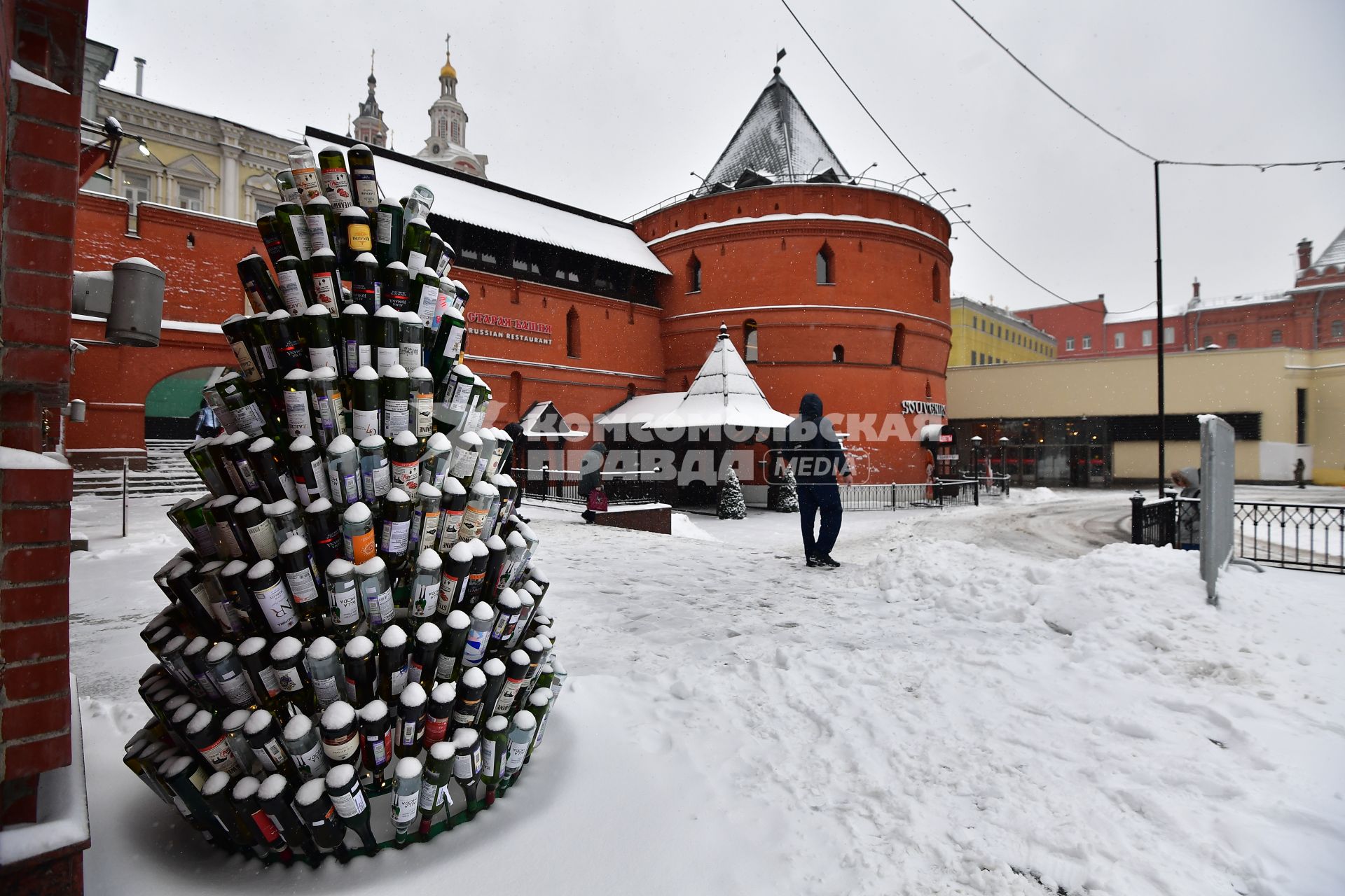 Москва.  Новогодняя инсталляция из бутылок у кафе `Реберная` на площади Революции.