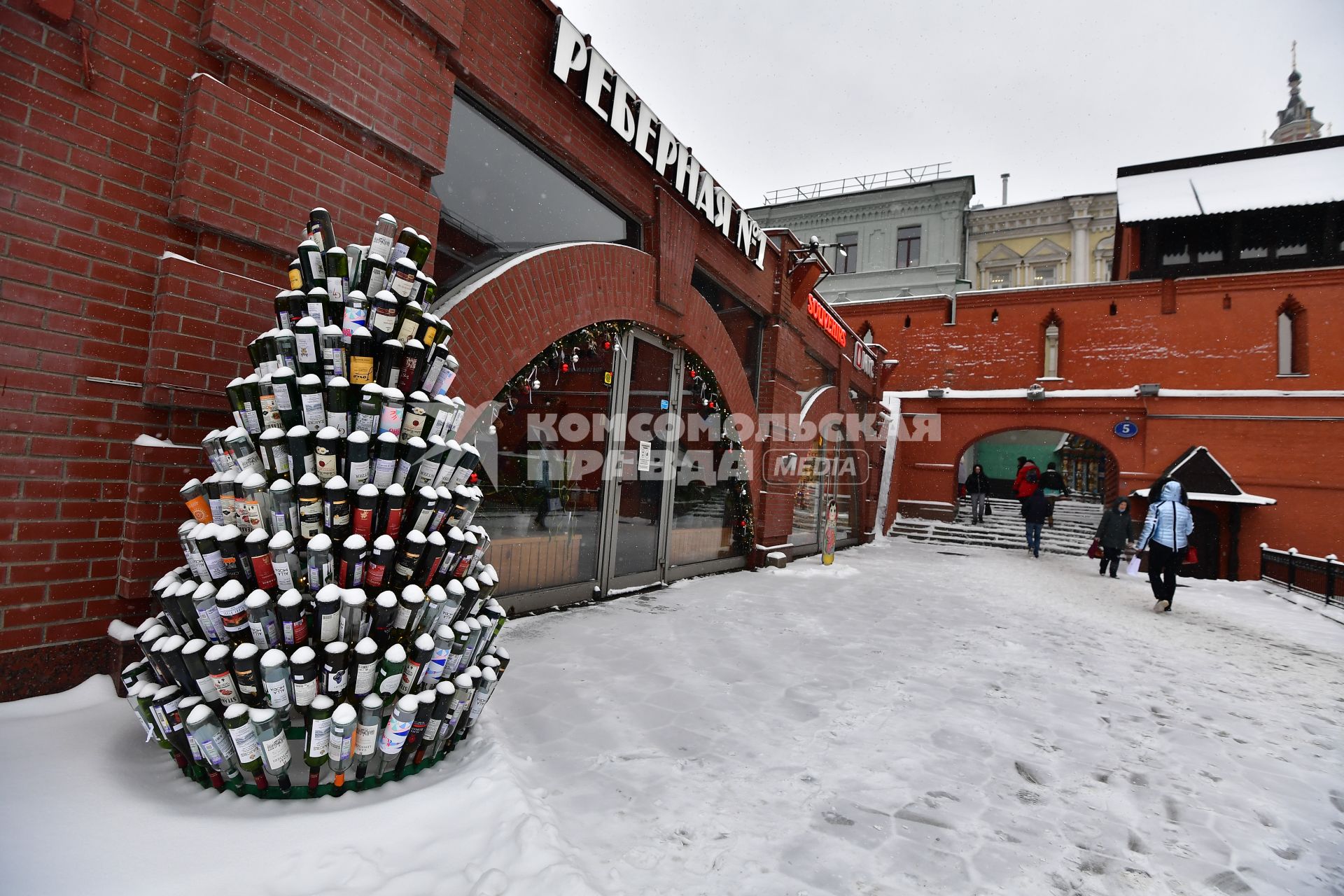 Москва.  Новогодняя инсталляция из бутылок у кафе `Реберная` на площади Революции.