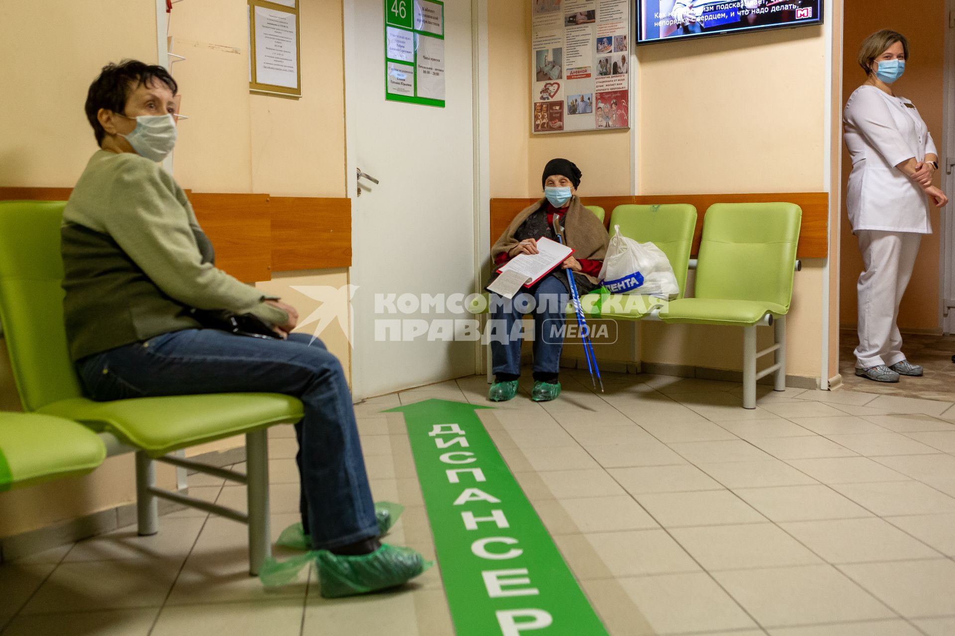 Санкт-Петербург. Женщины сидят в очереди на вакцинацию от коронавирусной инфекции в поликлинике N102.