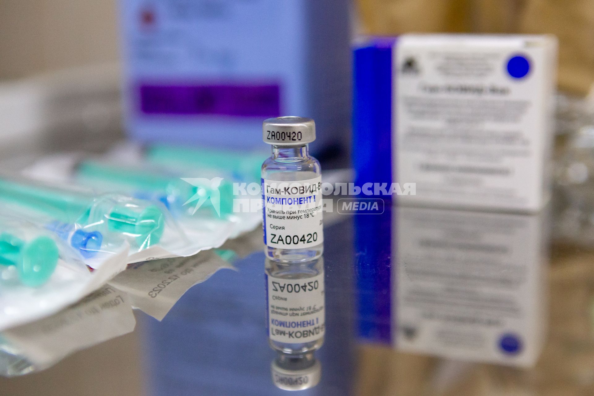 Санкт-Петербург. Ампула с вакциной `Гам-Ковид-Вак` от коронавирусной инфекции в поликлинике N102.