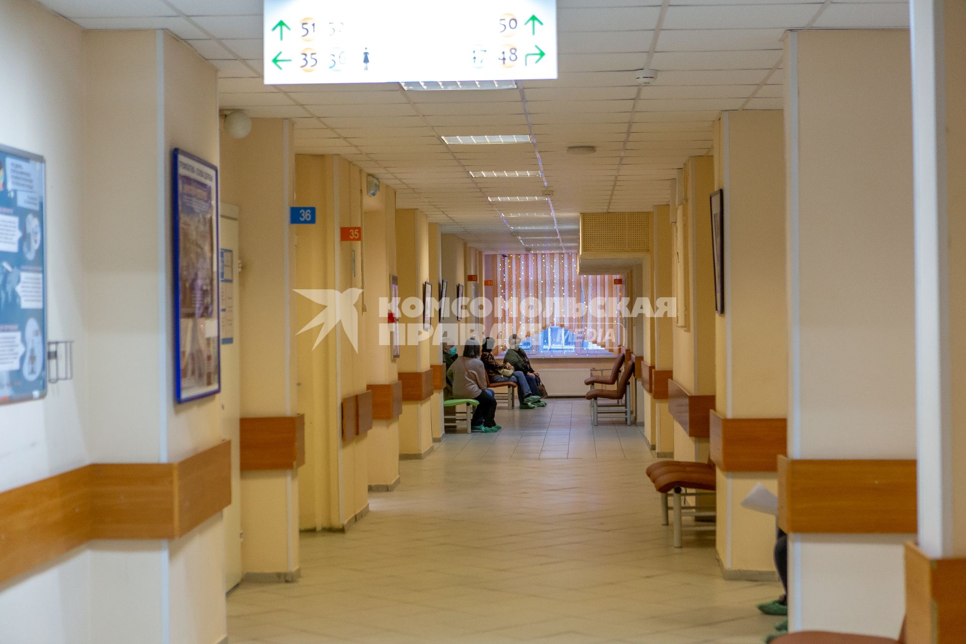 Санкт-Петербург. Женщины сидят в очереди на вакцинацию от коронавирусной инфекции в поликлинике N102.