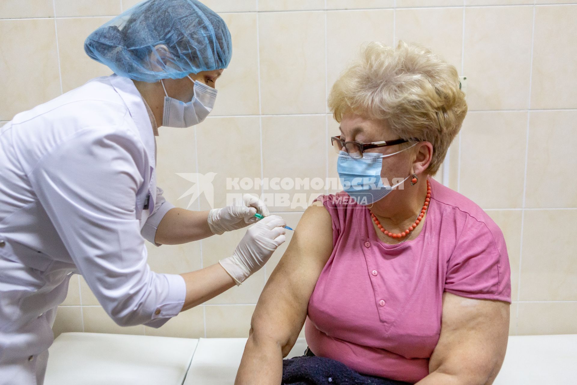 Санкт-Петербург. Медсестра делает женщине прививку вакциной `Гам-Ковид-Вак` от коронавирусной инфекции в поликлинике N102.