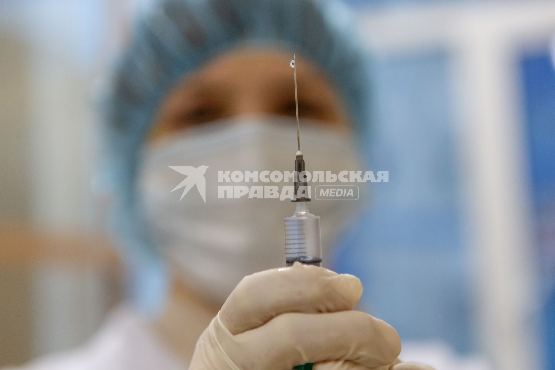 Санкт-Петербург. Медсестра набирает в шприц вакцину `Гам-Ковид-Вак` от коронавирусной инфекции в поликлинике N102.