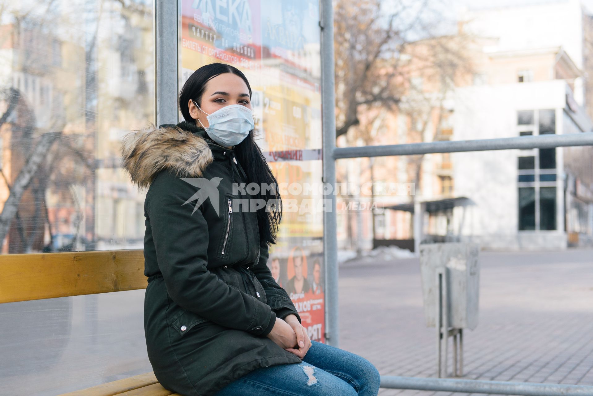 Самара. Девушка в медицинской маске на автобусной остановке.