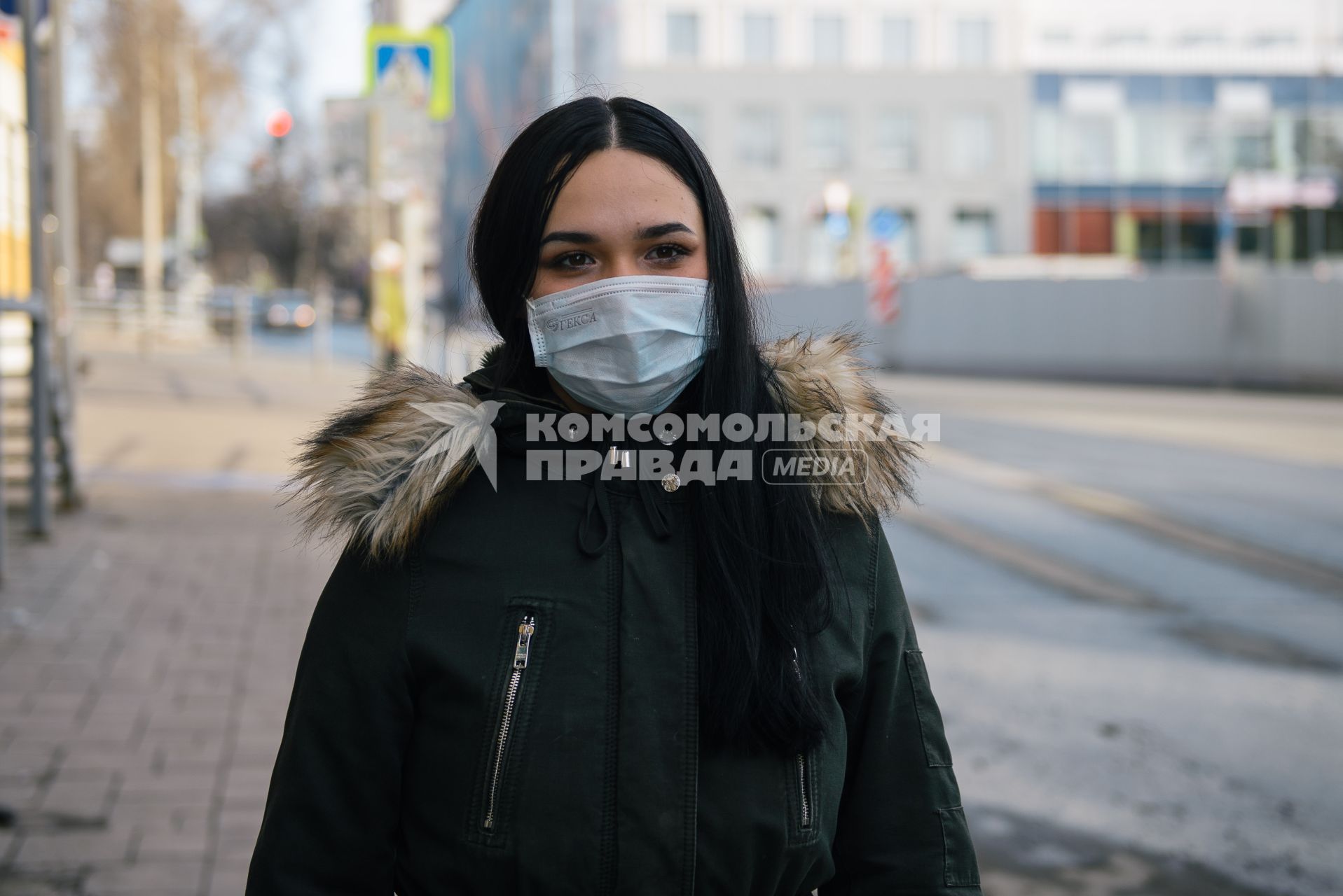 Самара. Девушка в медицинской маске на улице.