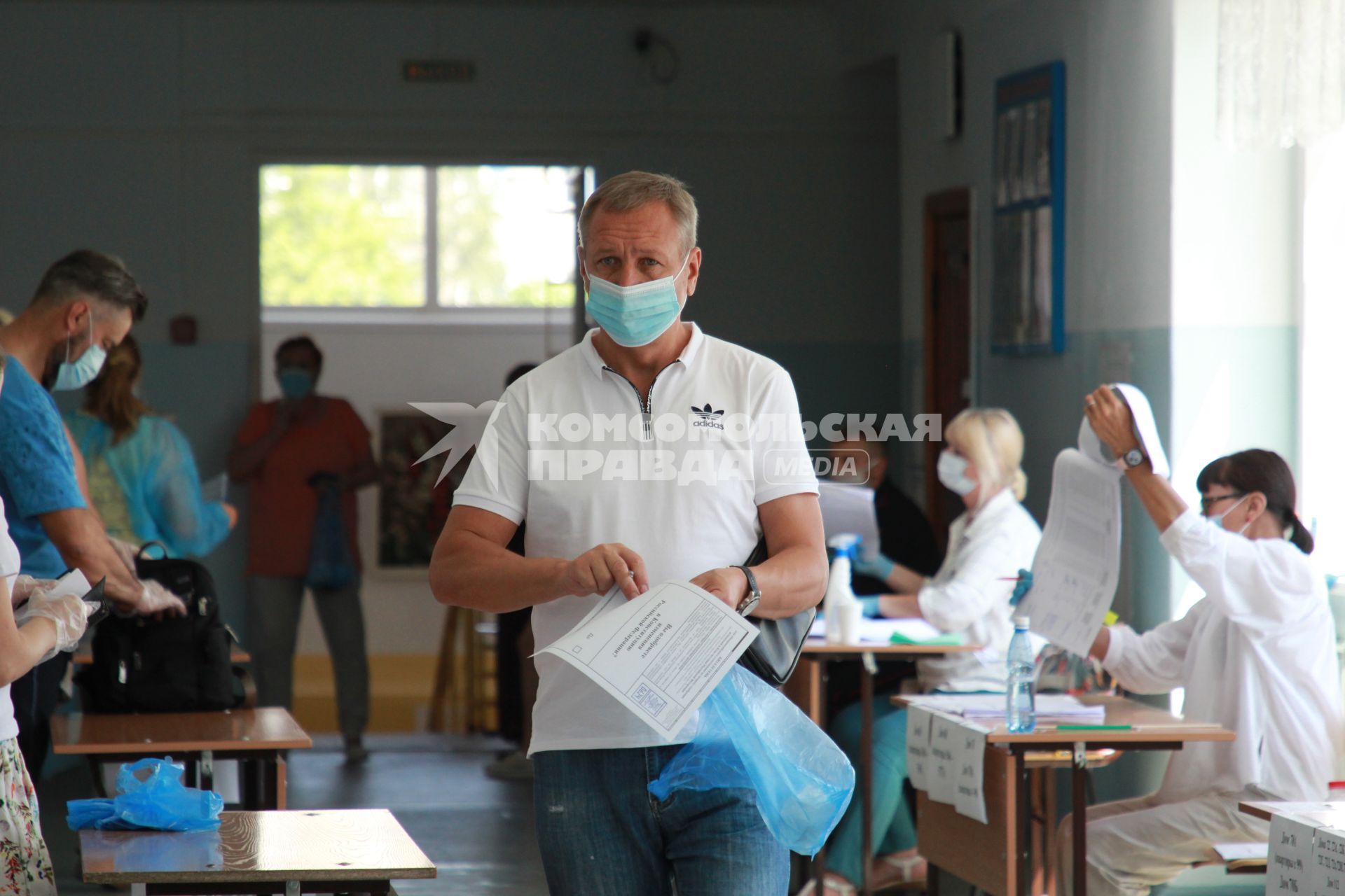 Иркутск. Мужчина на избирательном участке во время голосования по вопросу принятия поправок в Конституцию РФ.