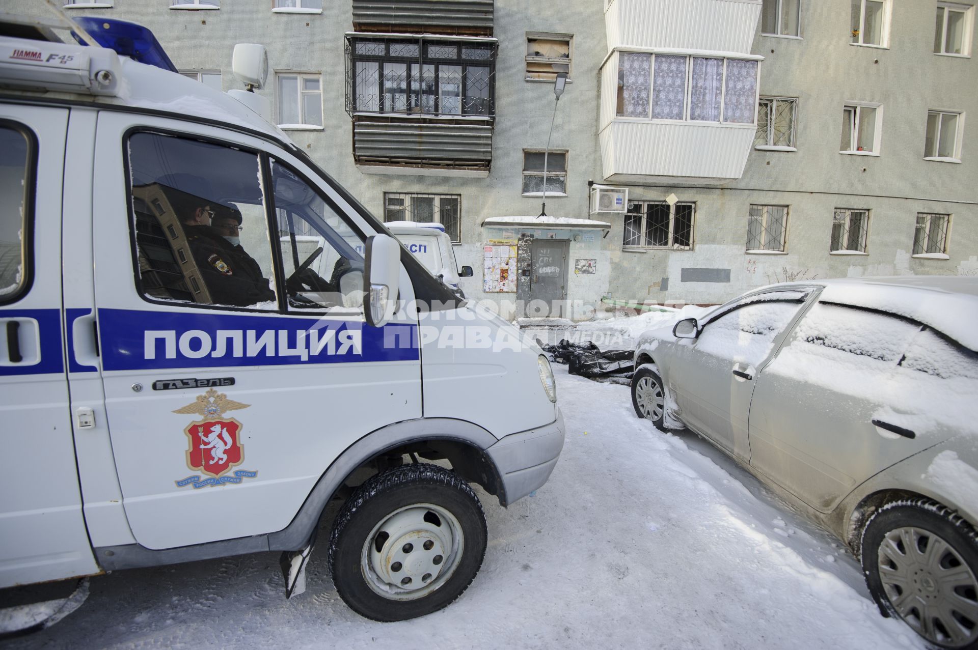 Екатеринбург. Трупы двух человек у двухсекционного жилого дома по адресу ул.Рассветная д.7, где в ночь на 12 января 2021г произошел пожар, в результате которого погибли 8 человек